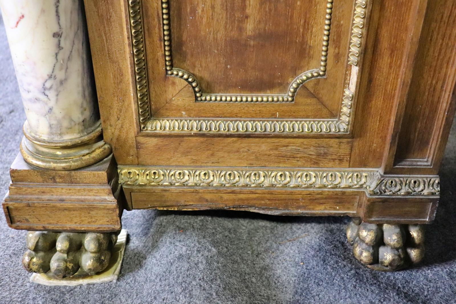 Fantastica credenza francese con colonna in marmo montata su bronzo e piano in marmo in vendita 13