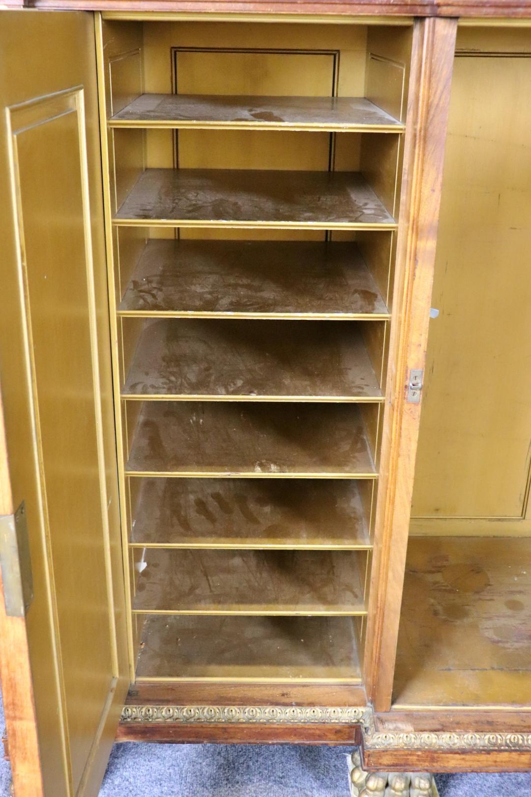 Stile impero Fantastica credenza francese con colonna in marmo montata su bronzo e piano in marmo in vendita