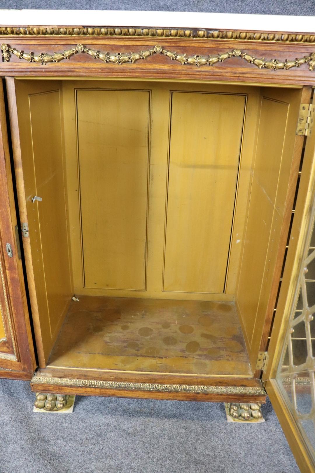 Francese Fantastica credenza francese con colonna in marmo montata su bronzo e piano in marmo in vendita