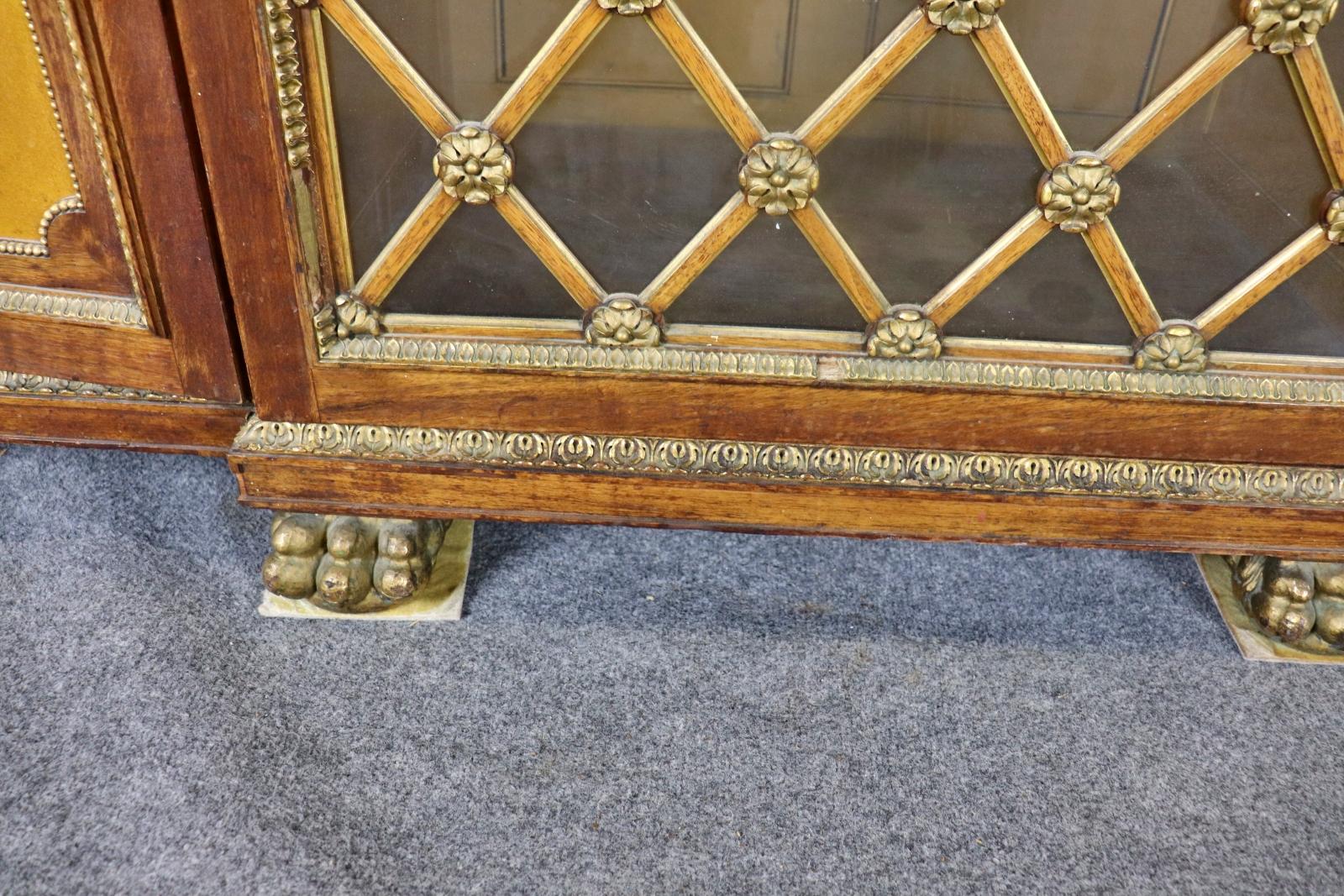 Bronzo Fantastica credenza francese con colonna in marmo montata su bronzo e piano in marmo in vendita