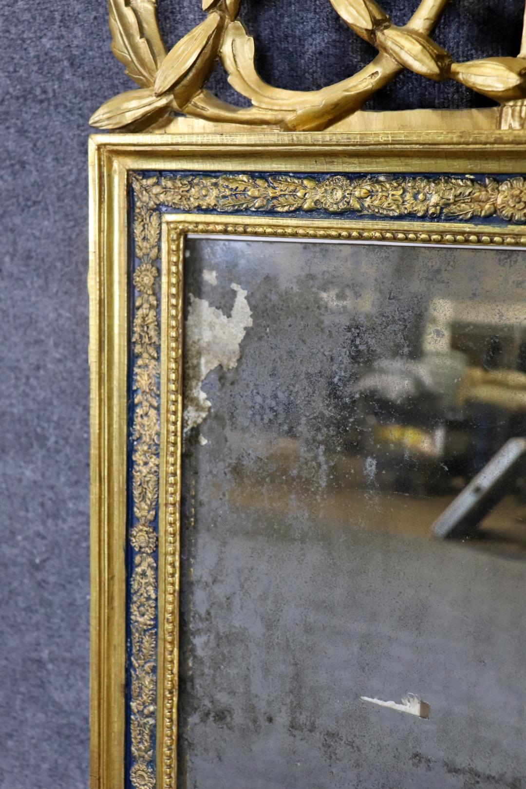 Noyer Fantastique miroir mural ancien Louis XV français sculpté en vente