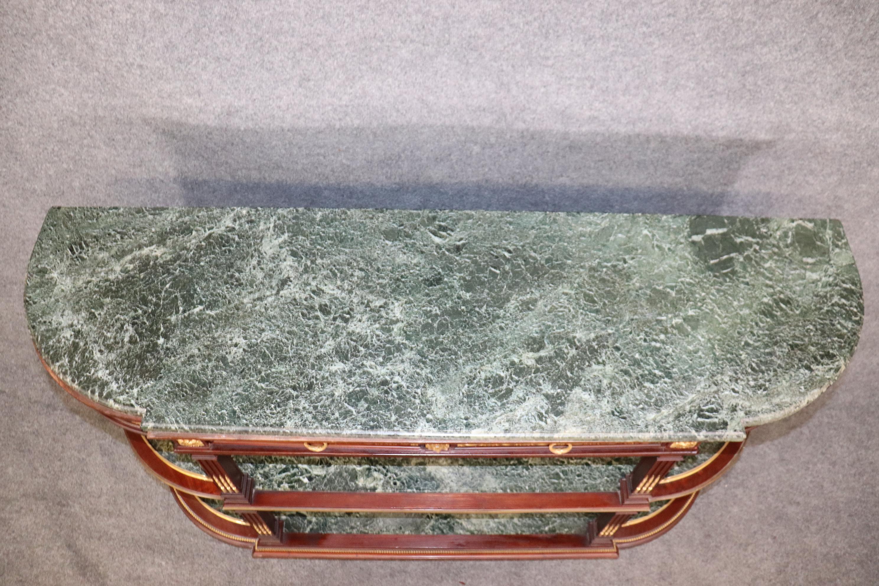 Dies ist ein fantastisches Schmuckstück von einem Sideboard! Sehen Sie sich das Ormolu aus Golddoré-Bronze, die drei Platten aus Verdi-Marmor und den Spiegel an, der alles reflektiert, was Sie auf die Regale stellen! Diese Anrichte ist 61,5 cm