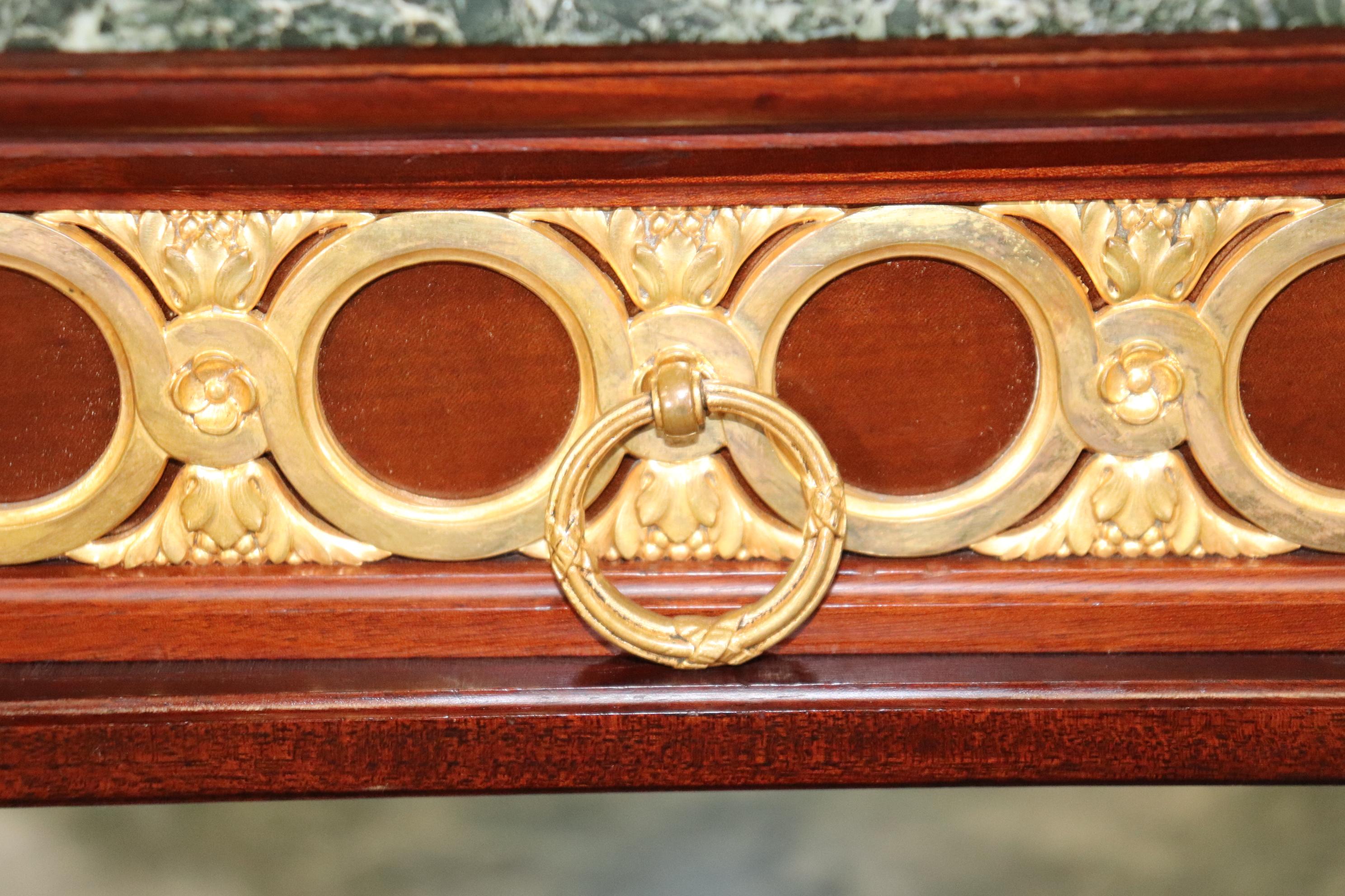 Fantastisches französisches Louis XVI Marmor Gold Dore' Bronze montiertes Sideboard-Serviergeschirr im Angebot 1