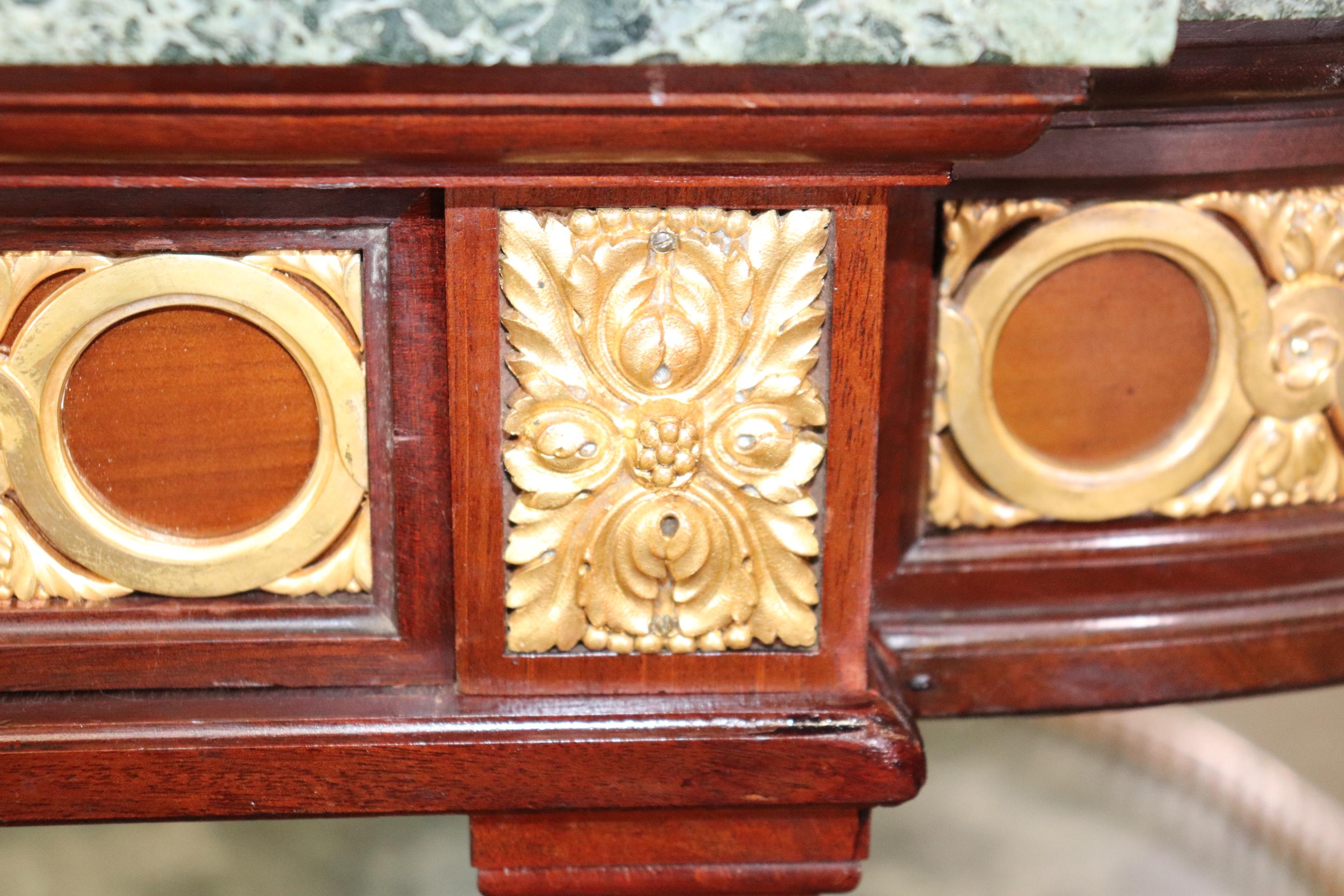 Fantastisches französisches Louis XVI Marmor Gold Dore' Bronze montiertes Sideboard-Serviergeschirr im Angebot 3