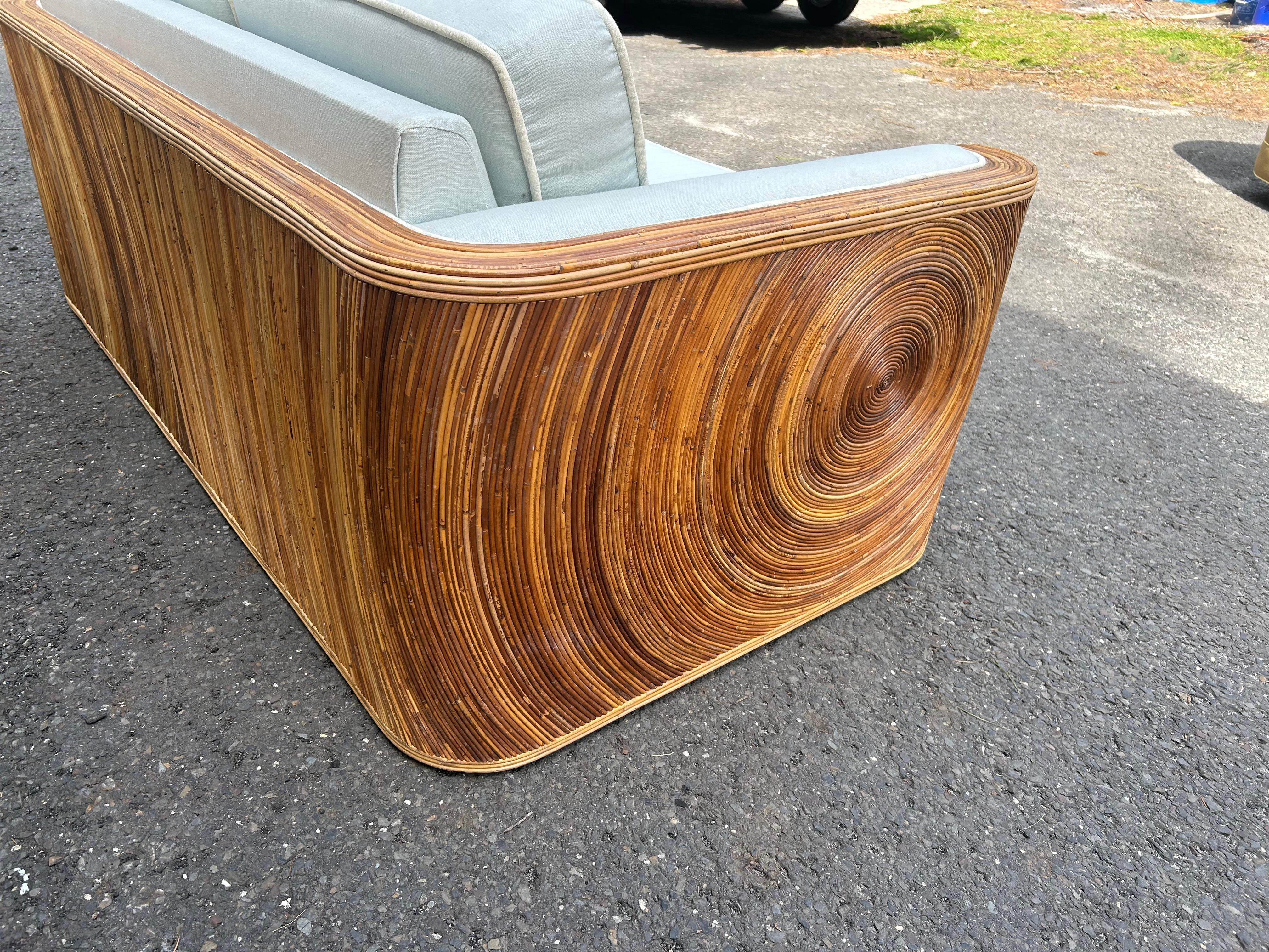 Fantástico sofá loveseat de carrizo estilo Gabriella Crespi Moderno de mediados de siglo Ratán en venta