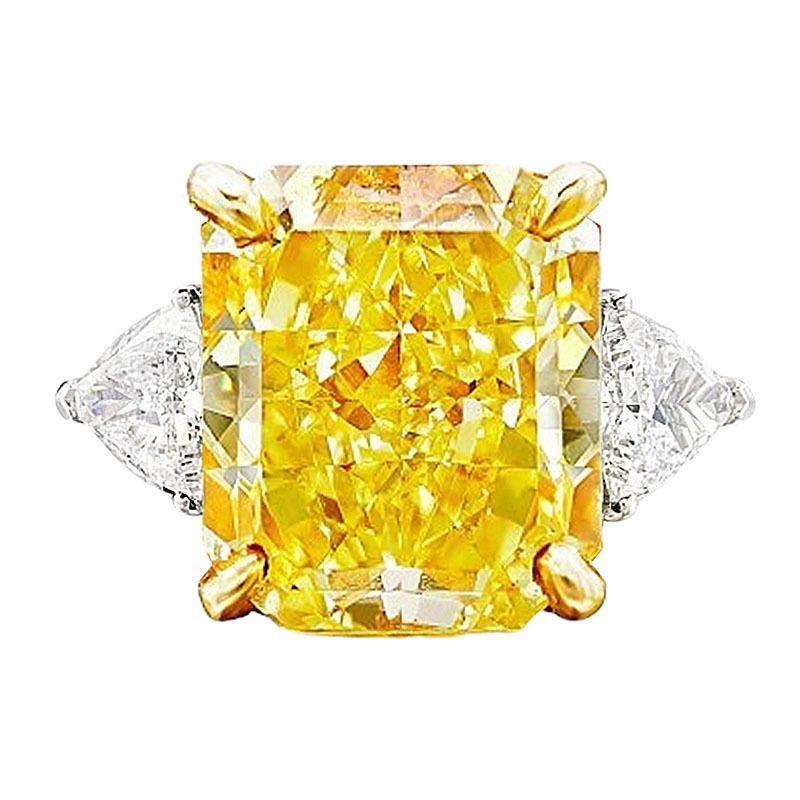 Modern Fantastic GIA Certified 10 Carat Fancy Yellow Radiant Diamond Ring For Sale