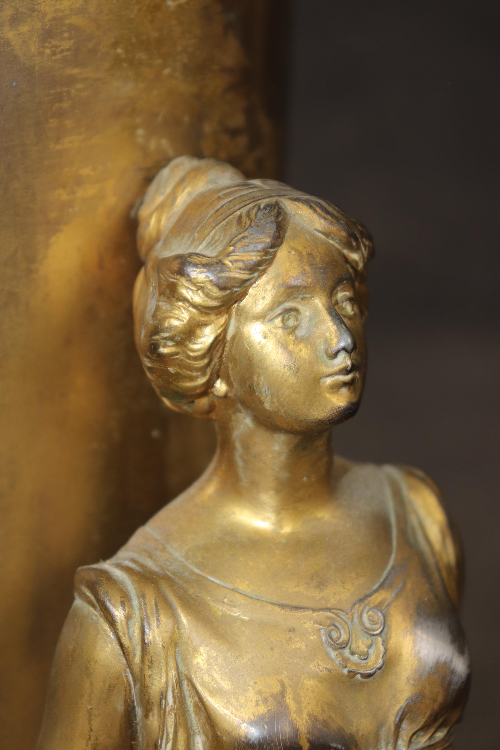 Fantastico vaso urna di fanciulle in metallo dorato Art Nouveau Circa 1920 in vendita 4