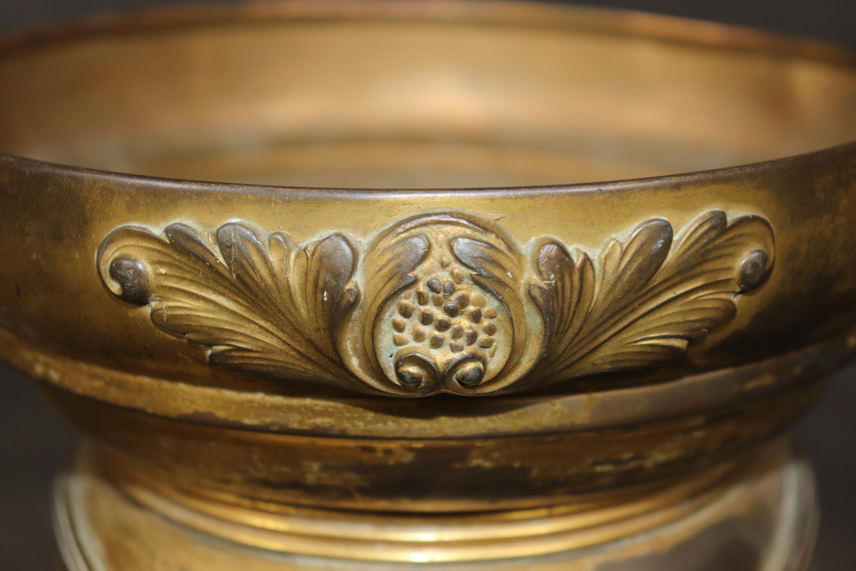 Fantastico vaso urna di fanciulle in metallo dorato Art Nouveau Circa 1920 in vendita 6