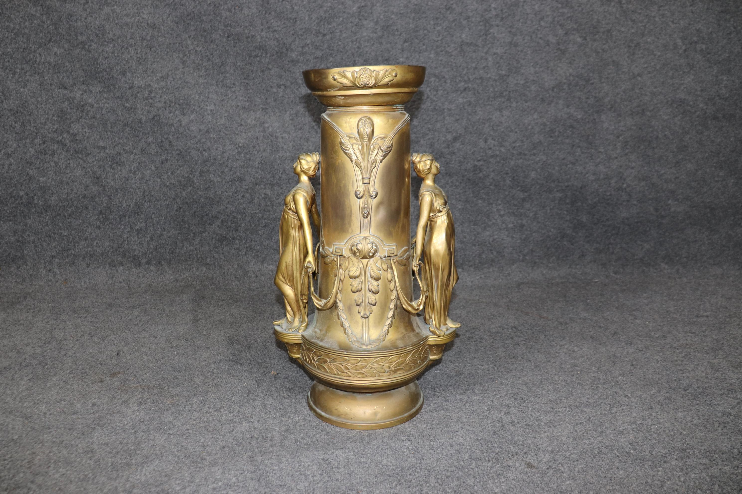Questo è un vaso spettacolare nello stile decadente dell'Art Nouveau. Le splendide fanciulle naturalistiche in fusione sono splendidamente raffigurate su ciascun lato e la finitura in oro dorato è del tutto originale e può essere lasciata sola o