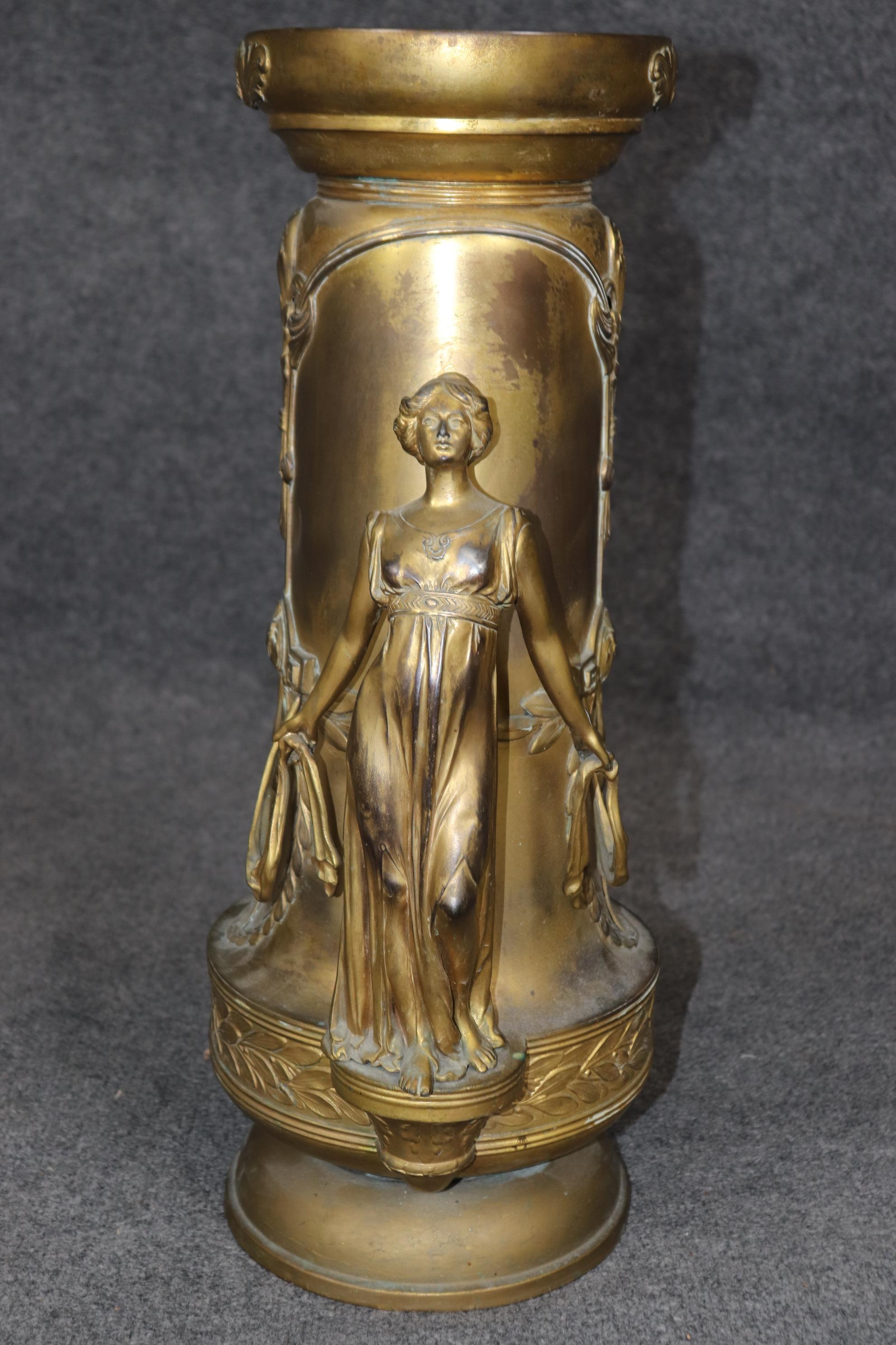Francese Fantastico vaso urna di fanciulle in metallo dorato Art Nouveau Circa 1920 in vendita