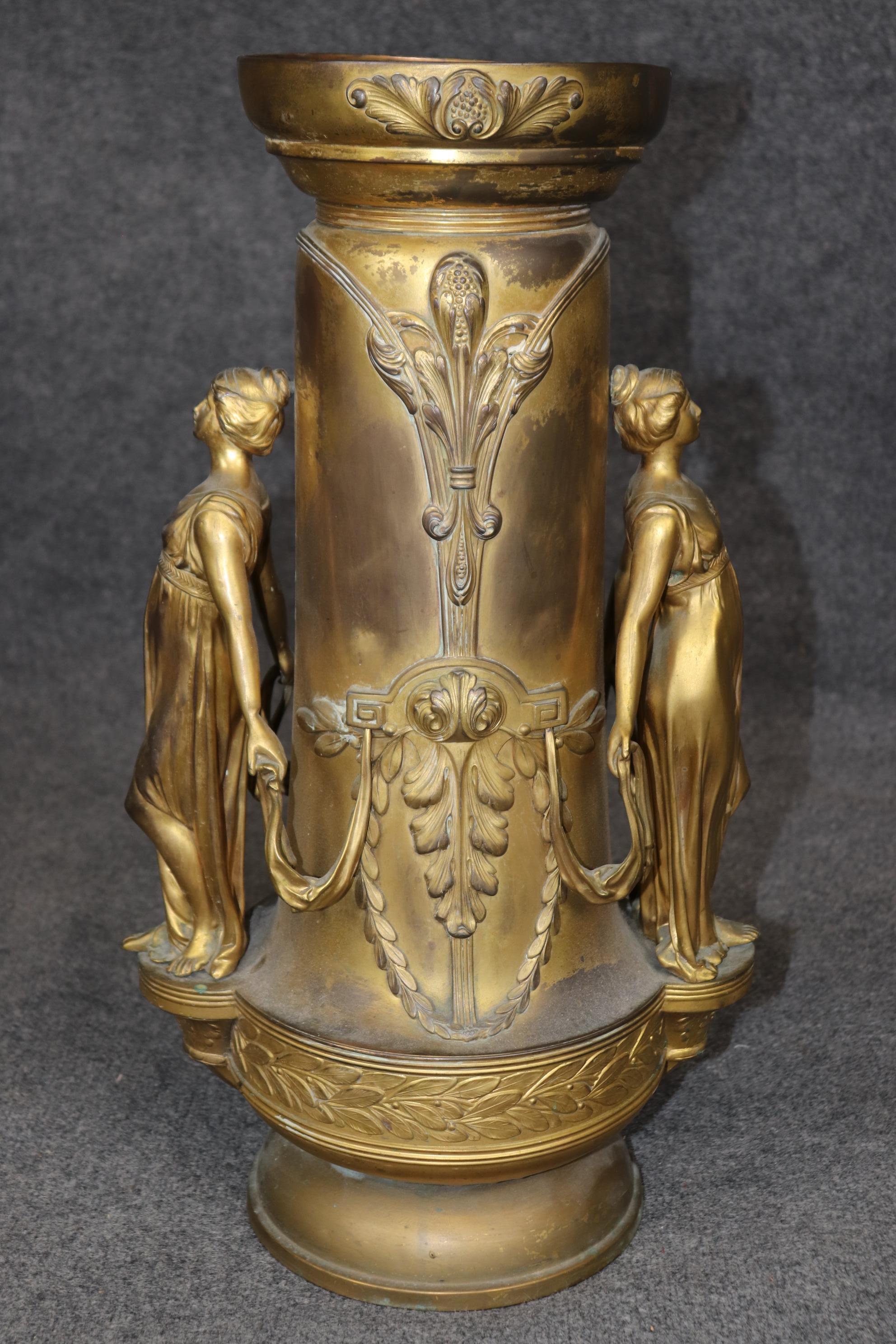 Fantastico vaso urna di fanciulle in metallo dorato Art Nouveau Circa 1920 In condizioni buone in vendita a Swedesboro, NJ