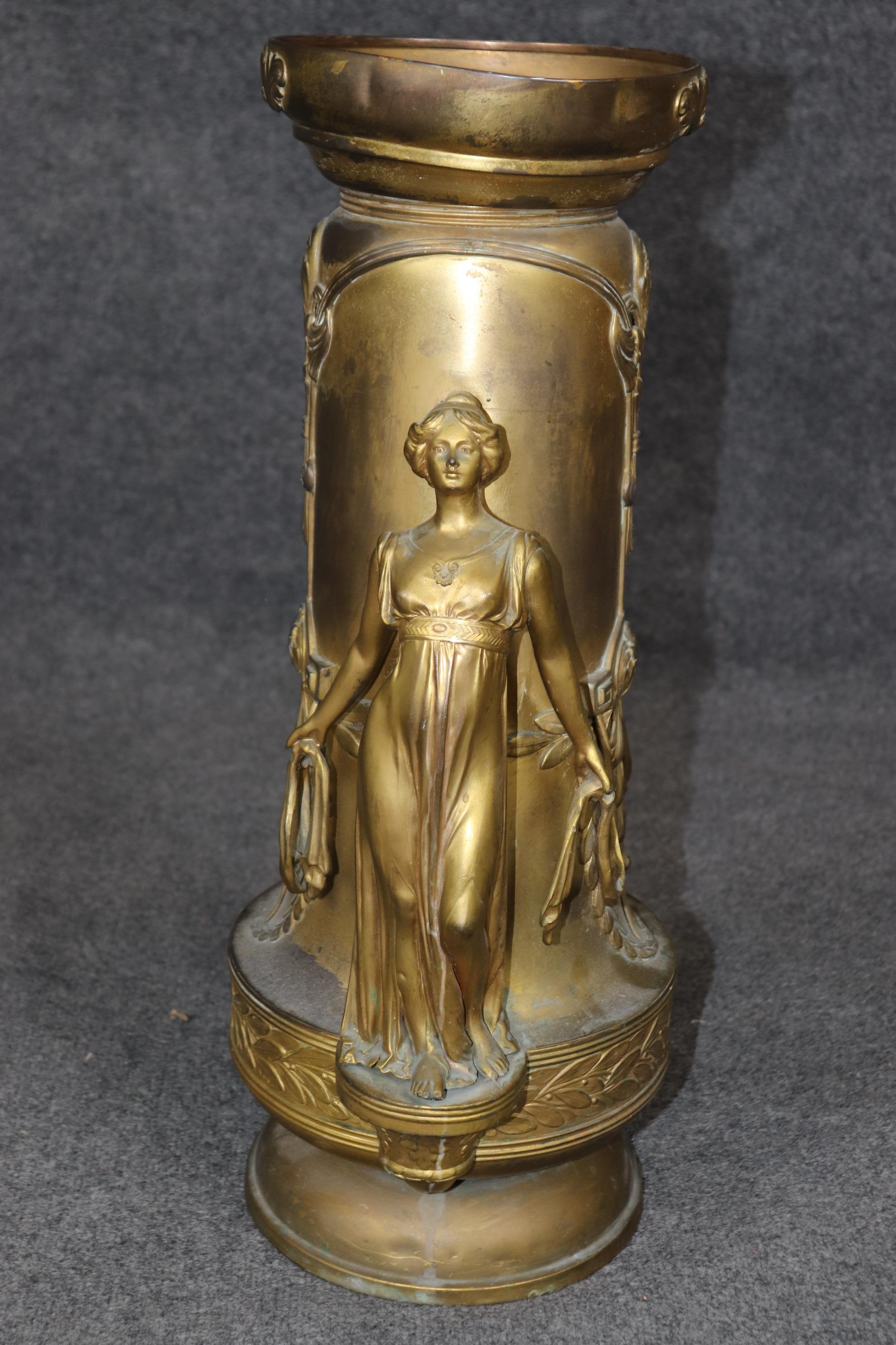Inizio XX secolo Fantastico vaso urna di fanciulle in metallo dorato Art Nouveau Circa 1920 in vendita