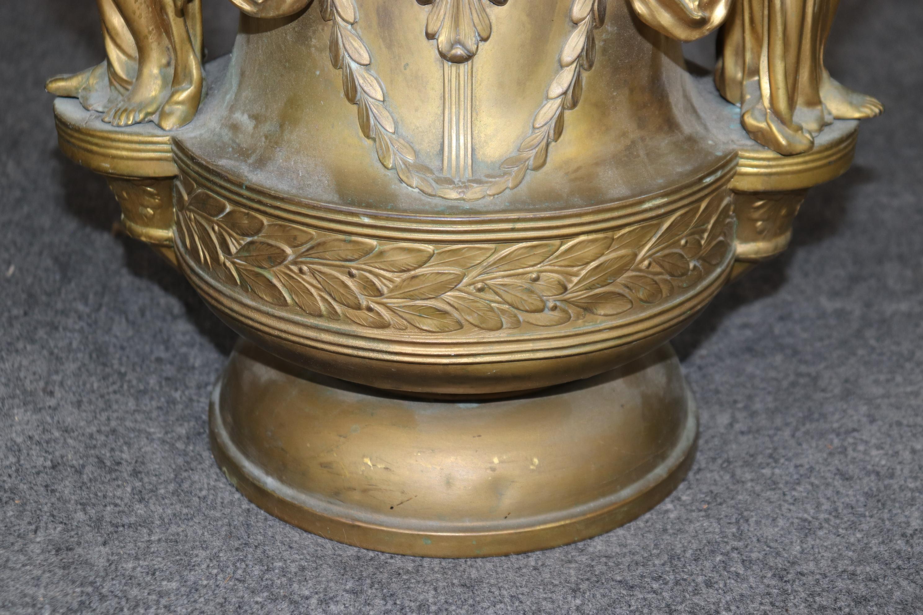 Metallo Fantastico vaso urna di fanciulle in metallo dorato Art Nouveau Circa 1920 in vendita