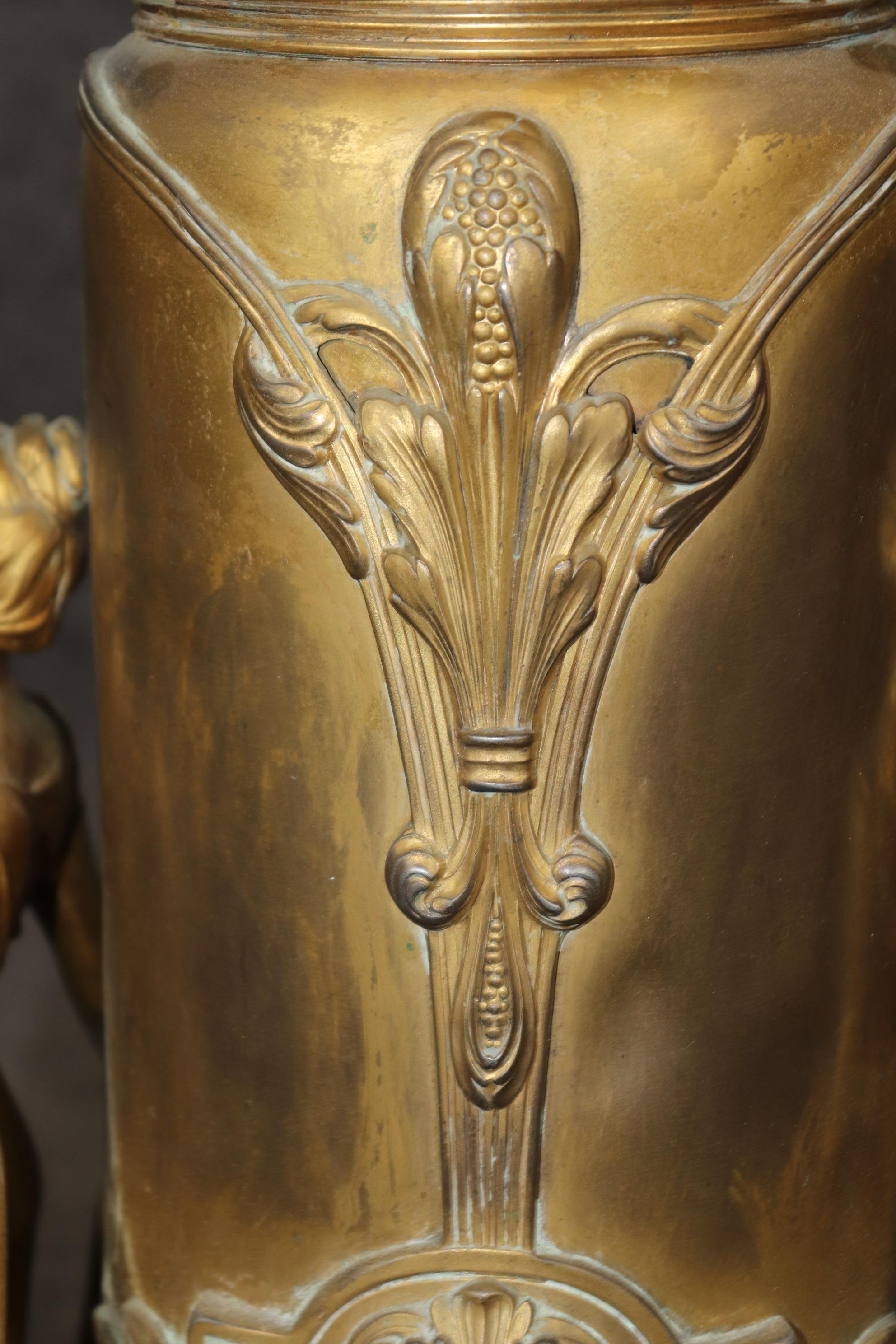 Fantastico vaso urna di fanciulle in metallo dorato Art Nouveau Circa 1920 in vendita 1
