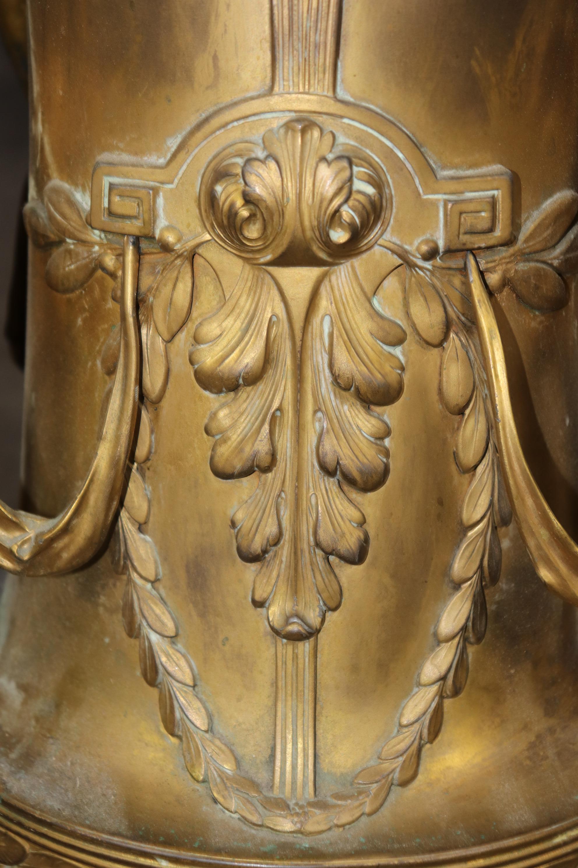 Fantastico vaso urna di fanciulle in metallo dorato Art Nouveau Circa 1920 in vendita 2