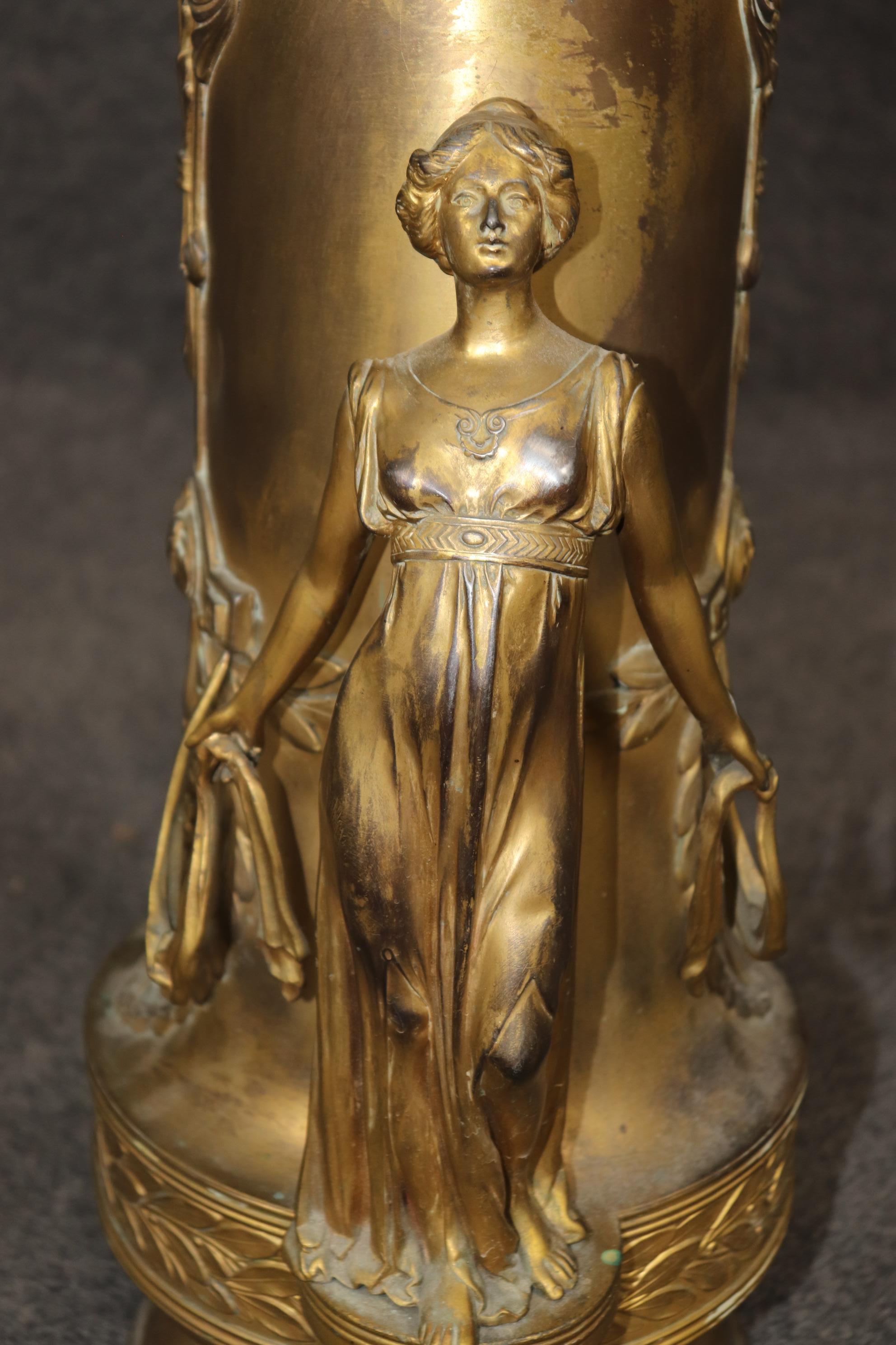 Fantastico vaso urna di fanciulle in metallo dorato Art Nouveau Circa 1920 in vendita 3