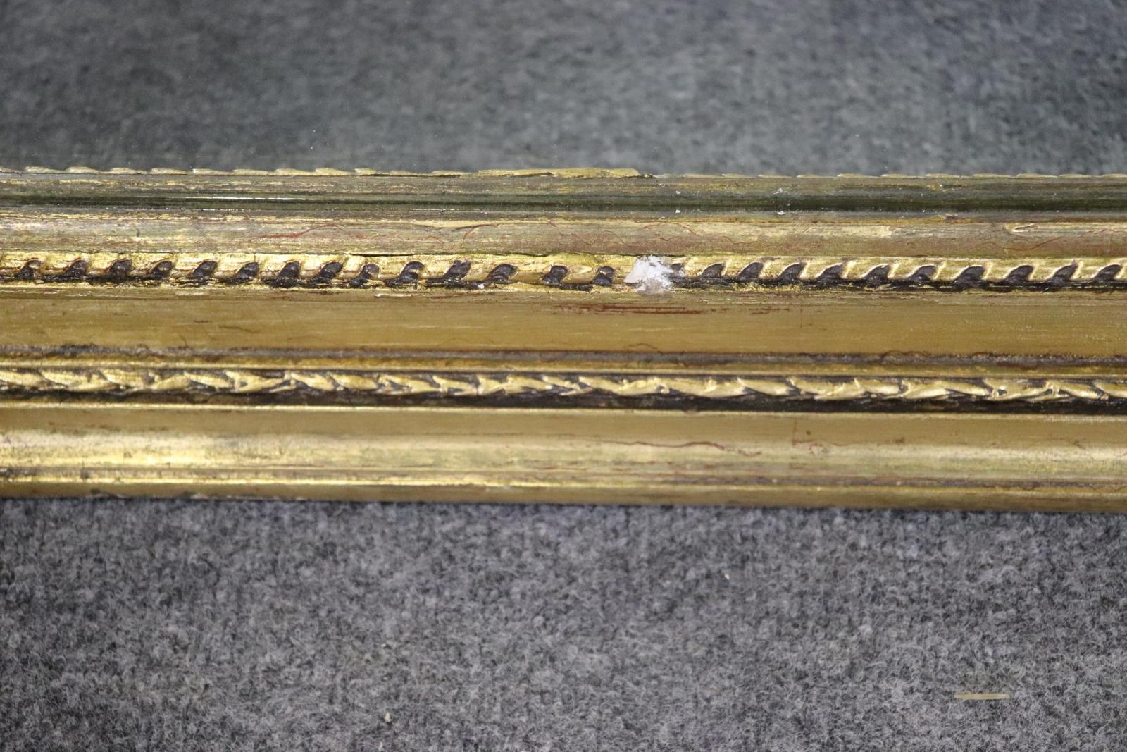 Fantástico Espejo Trumeau Monumental Francés Luis XV Dorado con Escena de Cortejo en venta 5