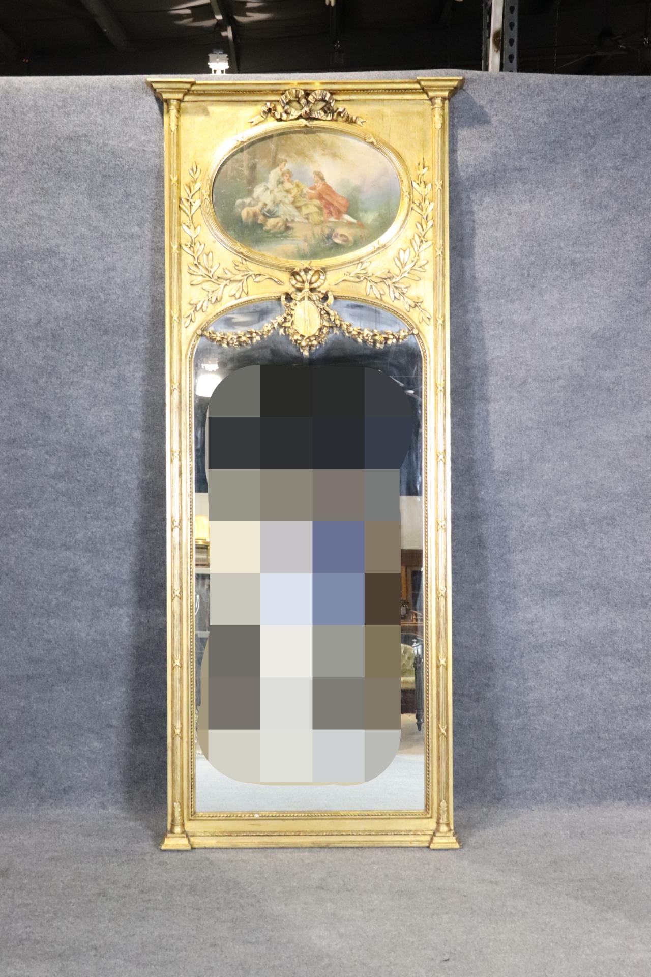 Eleva cualquier gran interior con este magnífico espejo trumeau dorado Luis XV francés del siglo XIX, exquisitamente adornado con una escena de cortejo original pintada al óleo. Con unas impresionantes medidas de 96 1/4