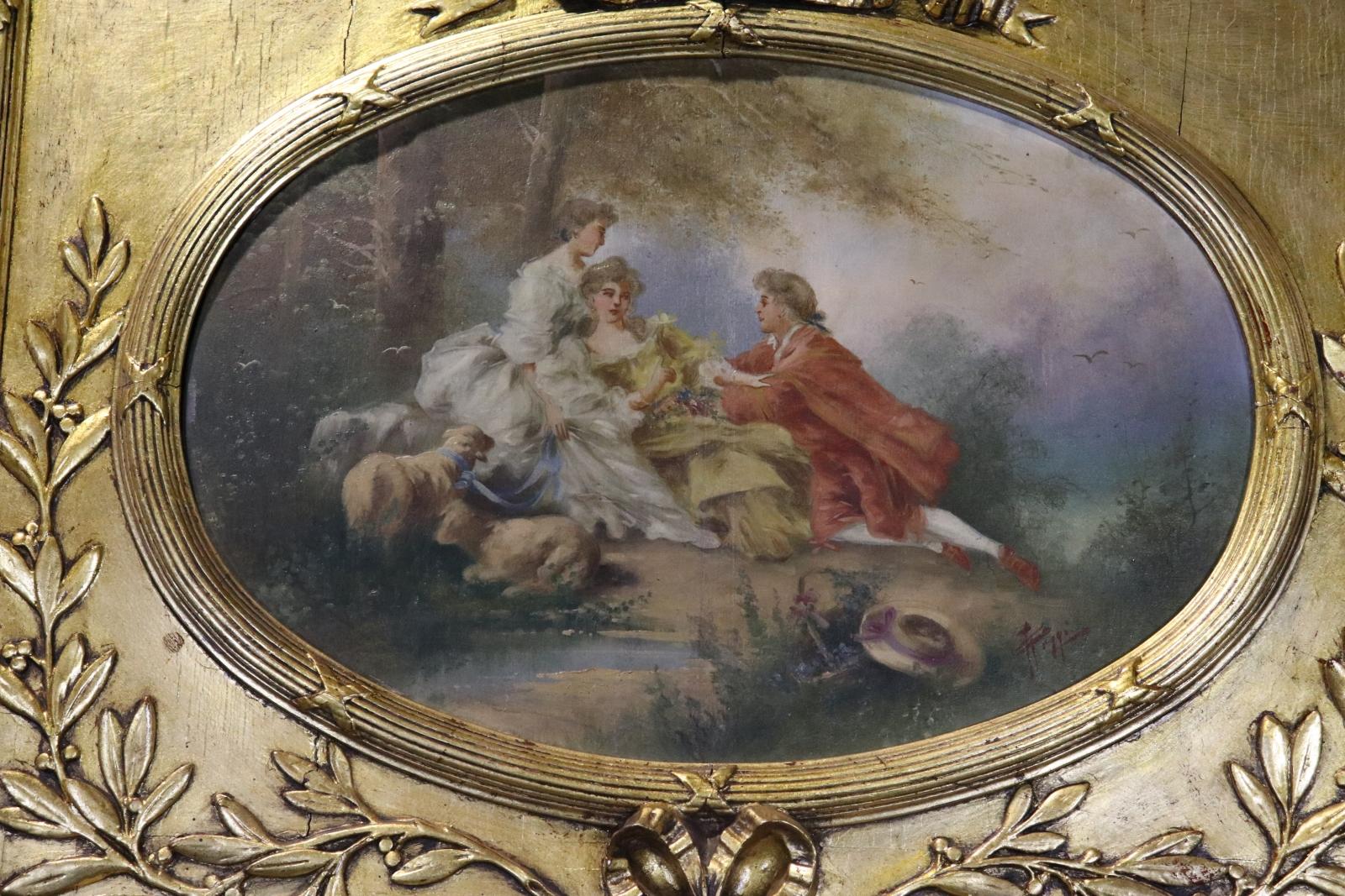 Fantástico Espejo Trumeau Monumental Francés Luis XV Dorado con Escena de Cortejo Fines del siglo XIX en venta