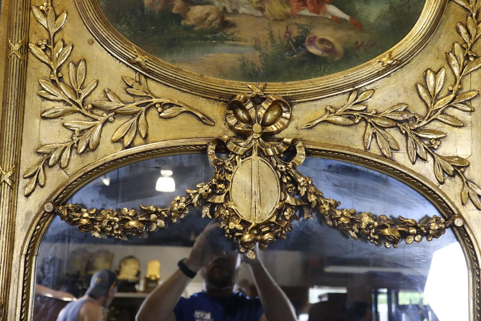 Fantástico Espejo Trumeau Monumental Francés Luis XV Dorado con Escena de Cortejo Nogal en venta