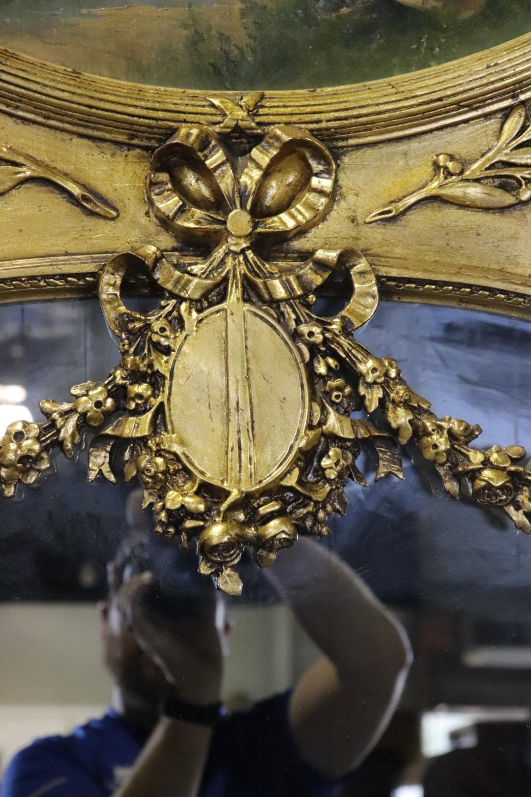 Fantástico Espejo Trumeau Monumental Francés Luis XV Dorado con Escena de Cortejo en venta 1