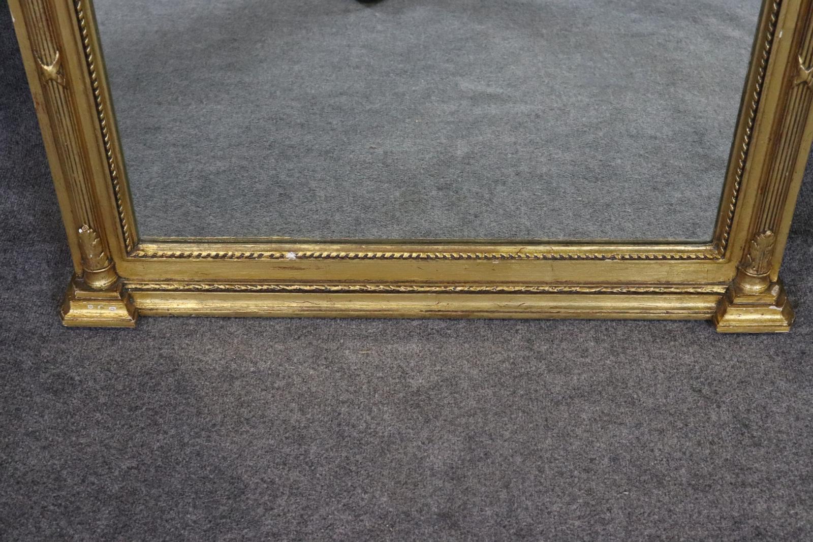 Fantástico Espejo Trumeau Monumental Francés Luis XV Dorado con Escena de Cortejo en venta 2