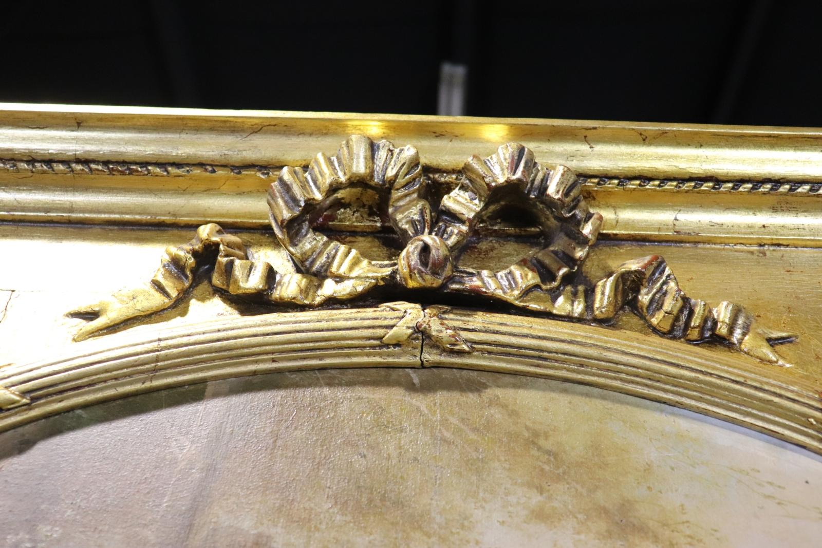 Fantástico Espejo Trumeau Monumental Francés Luis XV Dorado con Escena de Cortejo en venta 3