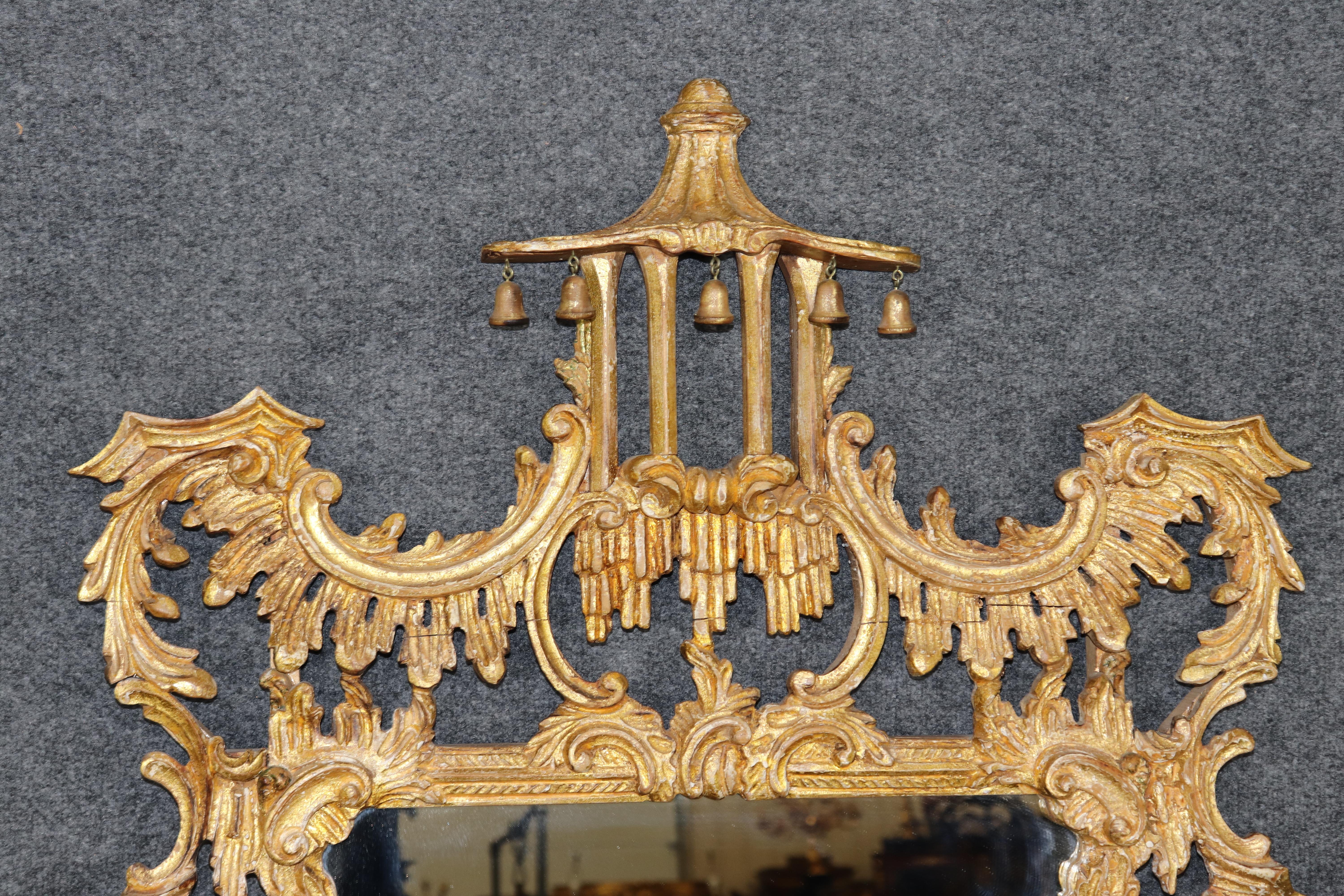 Specchio da parete in legno dorato italiano in stile Chinoiserie, CIRCA 1940

Questo magnifico specchio da parete in legno dorato italiano degli anni '40 è uno splendido omaggio allo stile Chinoiserie del XVIII secolo, squisitamente realizzato con