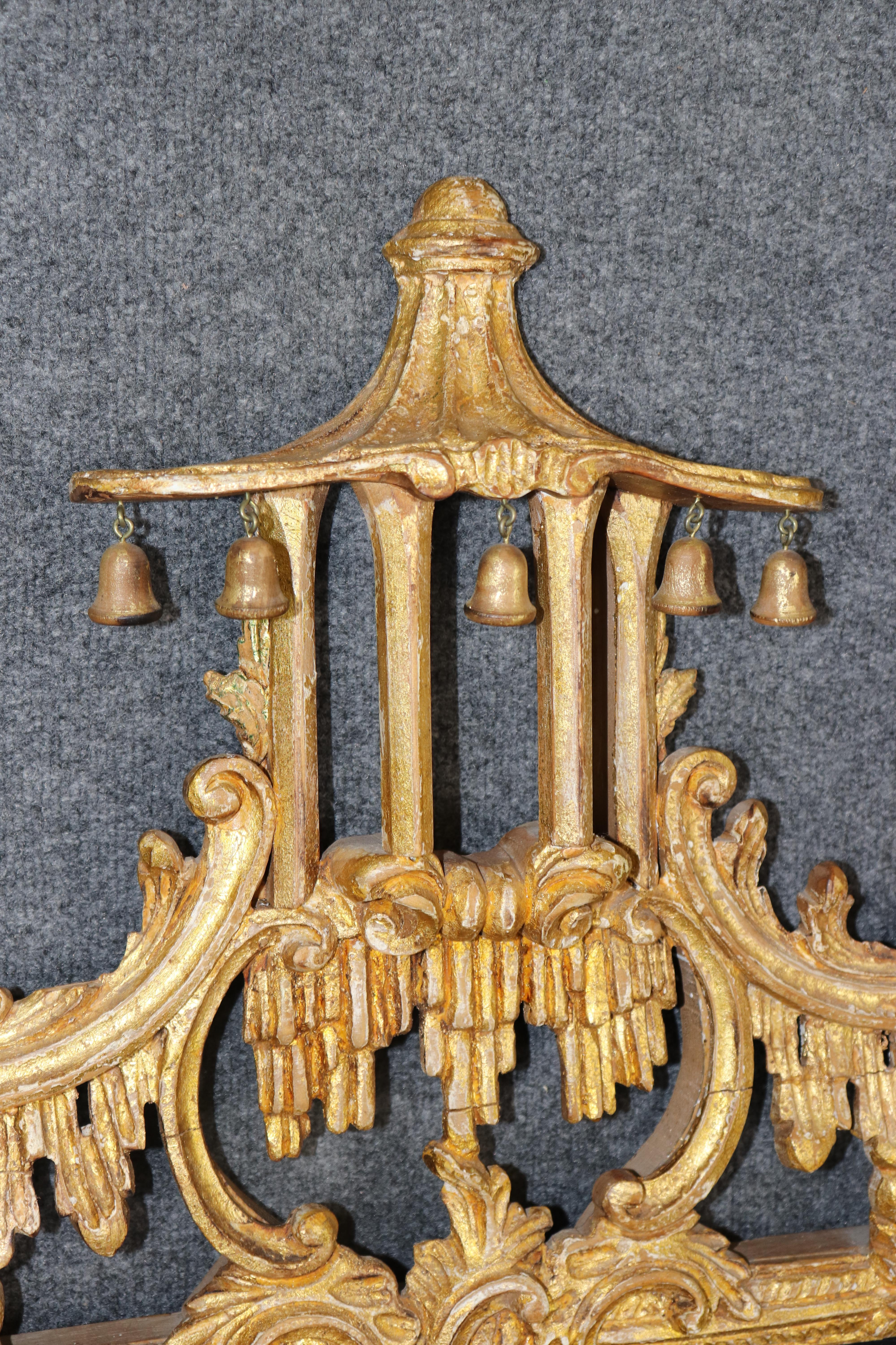 Fantastico specchio da parete in legno dorato Chippendale cinese di manifattura italiana In condizioni buone in vendita a Swedesboro, NJ