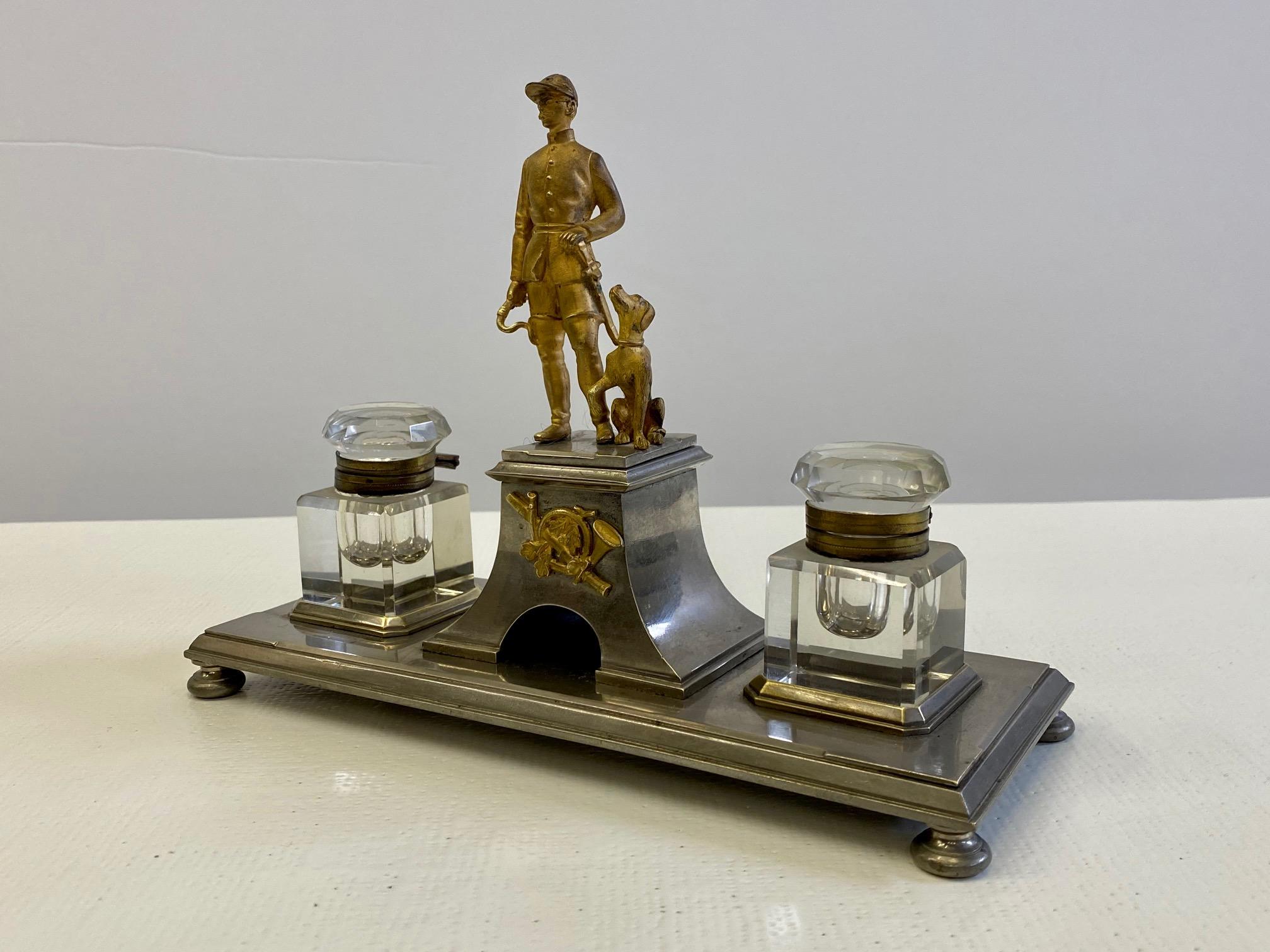 Pferde- und Hund-Schreibtisch-Tintenfass-Set aus vergoldeter Bronze, Messing und geschliffenem Glas mit Hund (Französisch) im Angebot