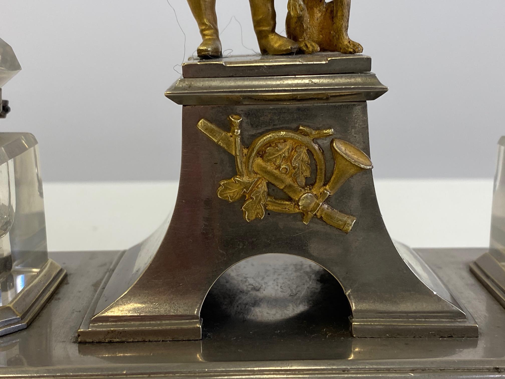 Pferde- und Hund-Schreibtisch-Tintenfass-Set aus vergoldeter Bronze, Messing und geschliffenem Glas mit Hund im Angebot 1