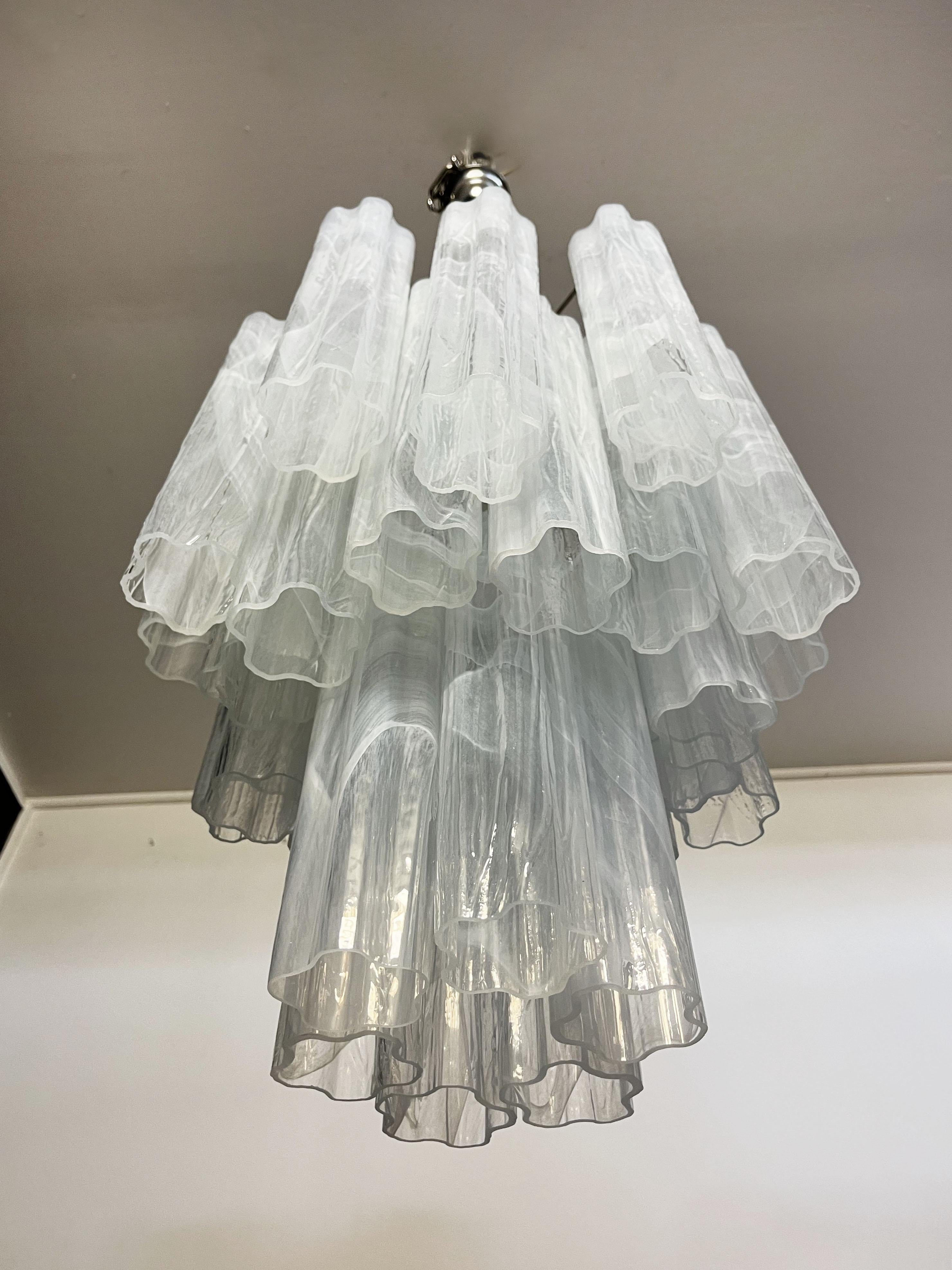 italien Fantastique lustre à tubes en verre blanc albâtre - 30 verres en vente