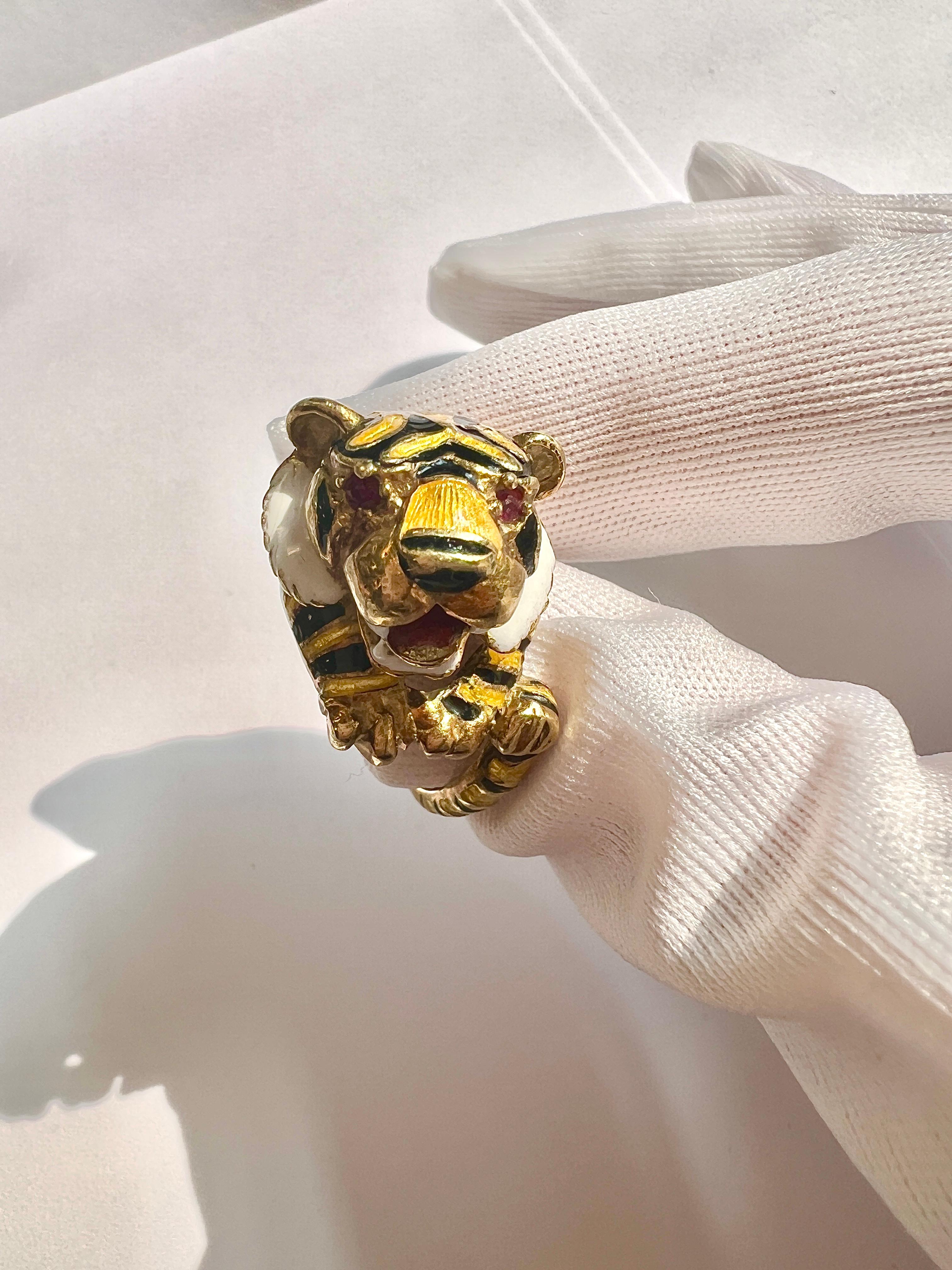 Fantastischer Tigerring aus Gold und Emaille

Einzelheiten: 
18 Karat Gold, Emaille, Rubinaugen, Ringgröße 5 und halb, Gewicht 18,1 Gramm.

In ausgezeichnetem Zustand.