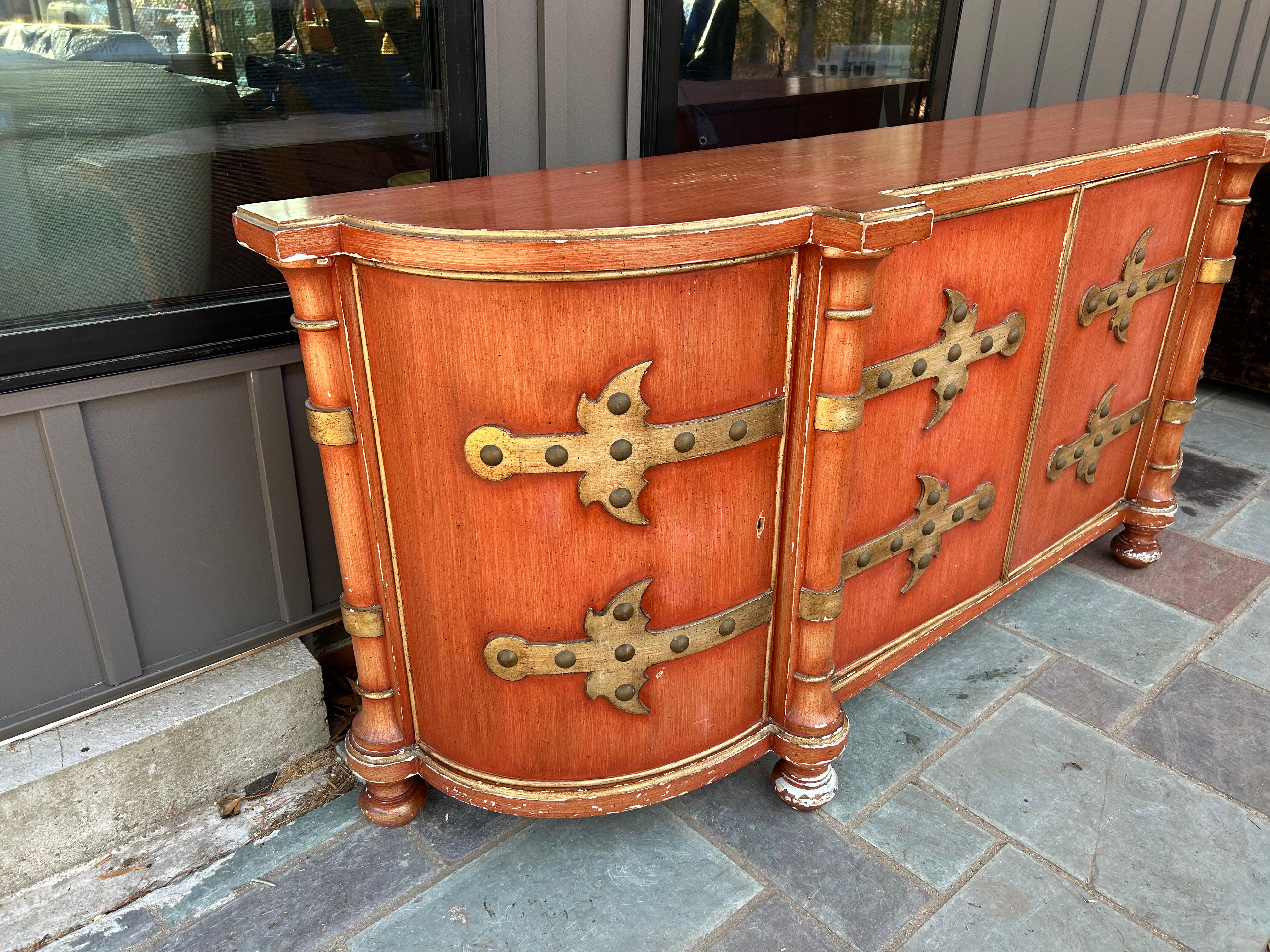 Fantastische Gothic-Anrichte im spanischen Revival-Stil aus der Mitte des Jahrhunderts (Moderne der Mitte des Jahrhunderts) im Angebot