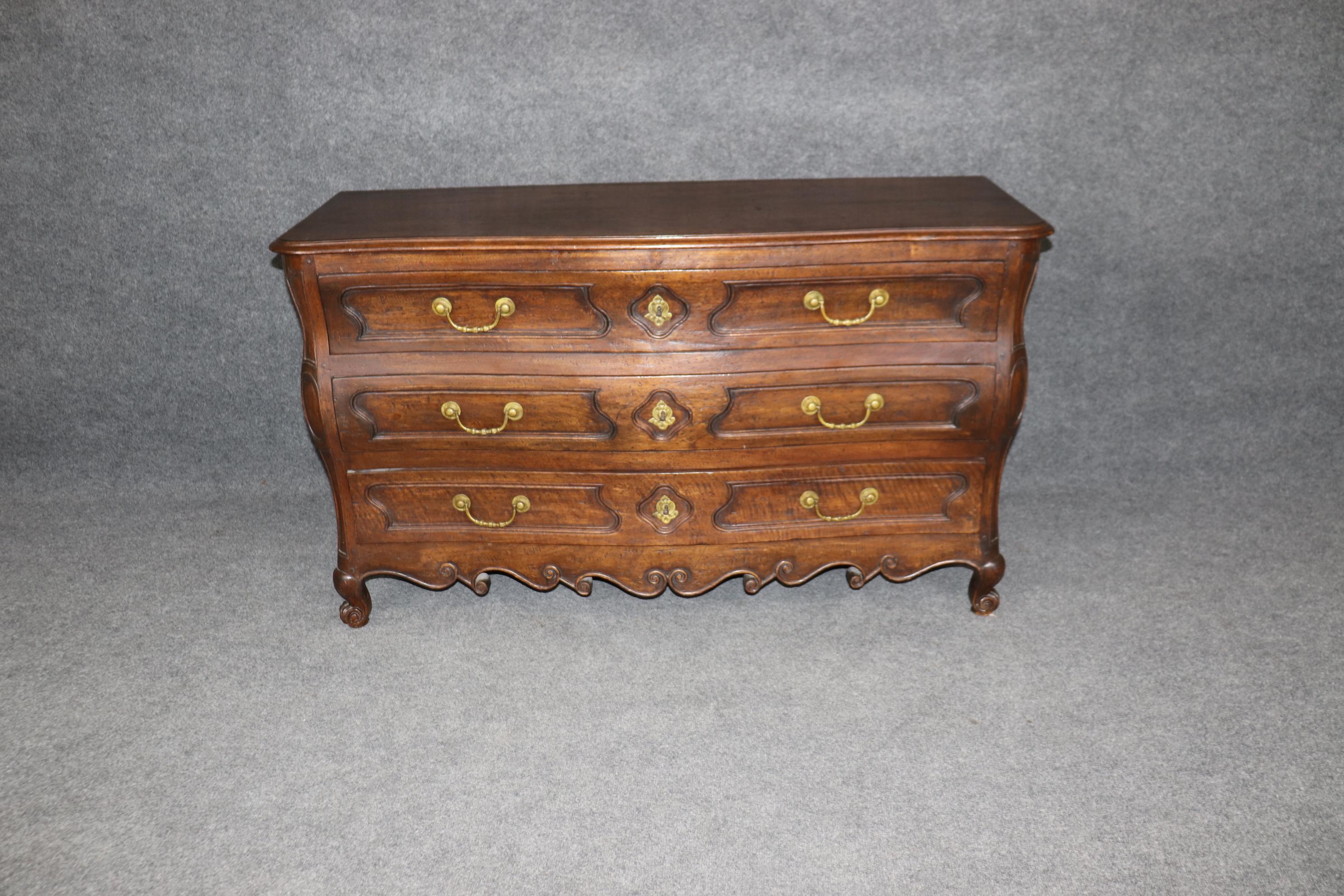 Si tratta di un'eccezionale commode realizzata a mano nella tradizionale tradizione francese. Il mobile è interamente in noce e realizzato con seconde parti in Oak, con incastri a coda di rondine e con una costruzione a mortasa e tenone. Il comò è