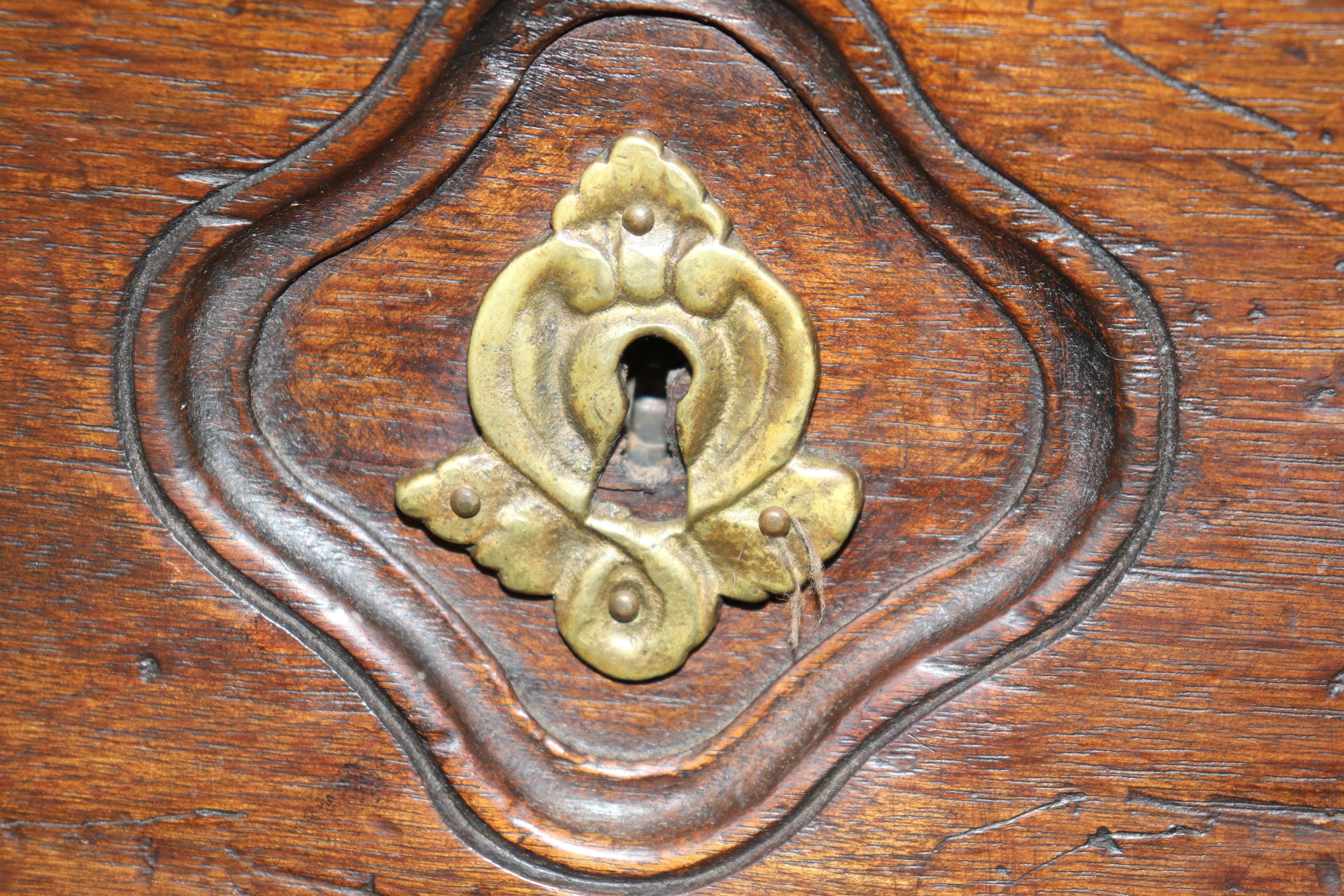 Stile provenzale Fantastico comò a bombe in noce scuro Luigi XV fatto a mano in Francia in vendita