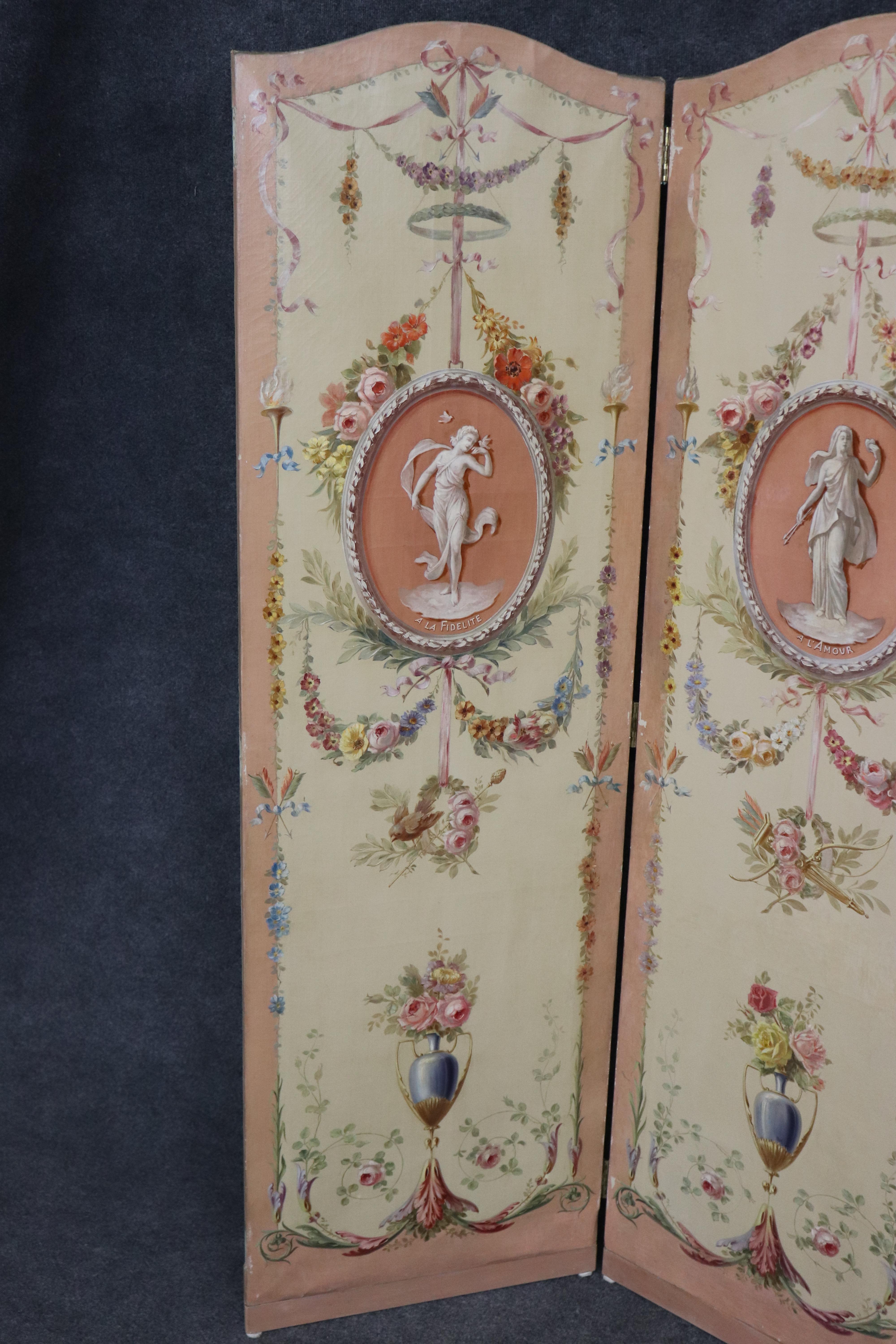 
Questo è un capolavoro di pittura e design. Questo splendido divisorio o paravento francese è magistralmente dipinto con scene di amore, fedeltà e bellezza. Si tratta di un pezzo splendido e molto difficile da trovare in questo tipo di condizioni.