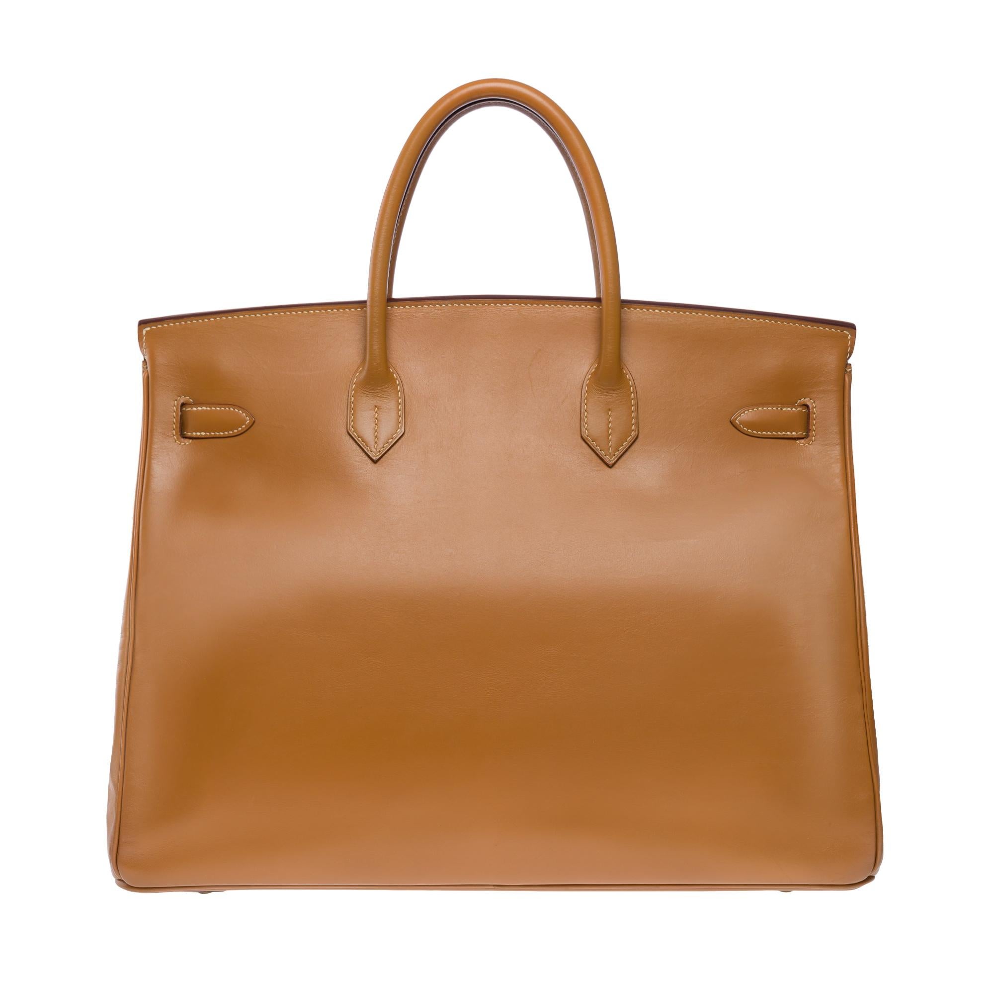 Magnifique sac à main Hermès Birkin 40 en cuir de Chamonix (or), quincaillerie en métal doré, double anse en cuir de camel pour un portage à la main.

Fermeture à rabat
Doublure intérieure en cuir doré, une poche zippée, une poche plaquée
Signature