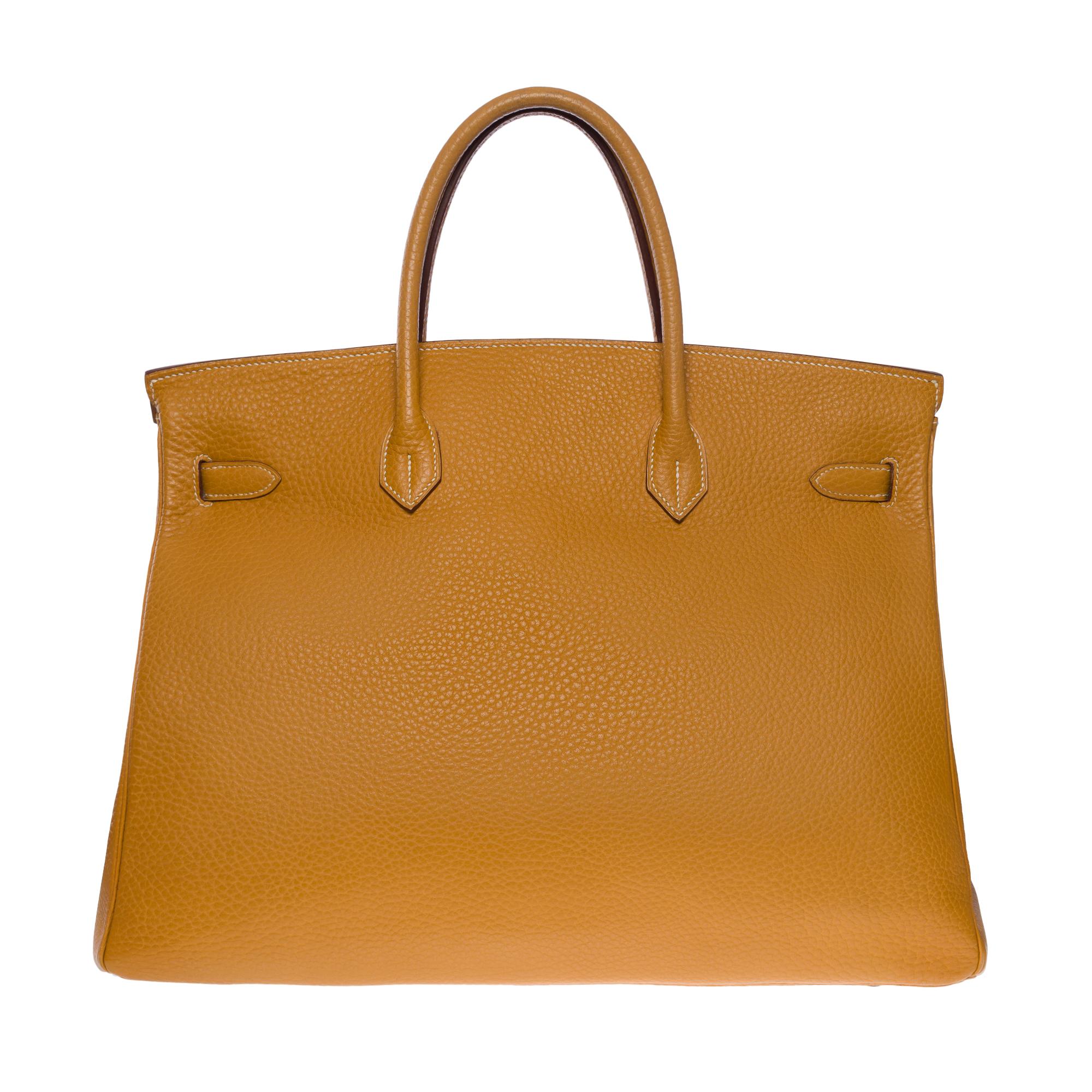 Beautiful Hermès Birkin 40 handbag in Gold Fjord leather , gold plated metal hardware, double handle in gold leather for a hand carry

Flap closure
Inner lining in gold leather, one zippered pocket, one patch pocket
Signature: 