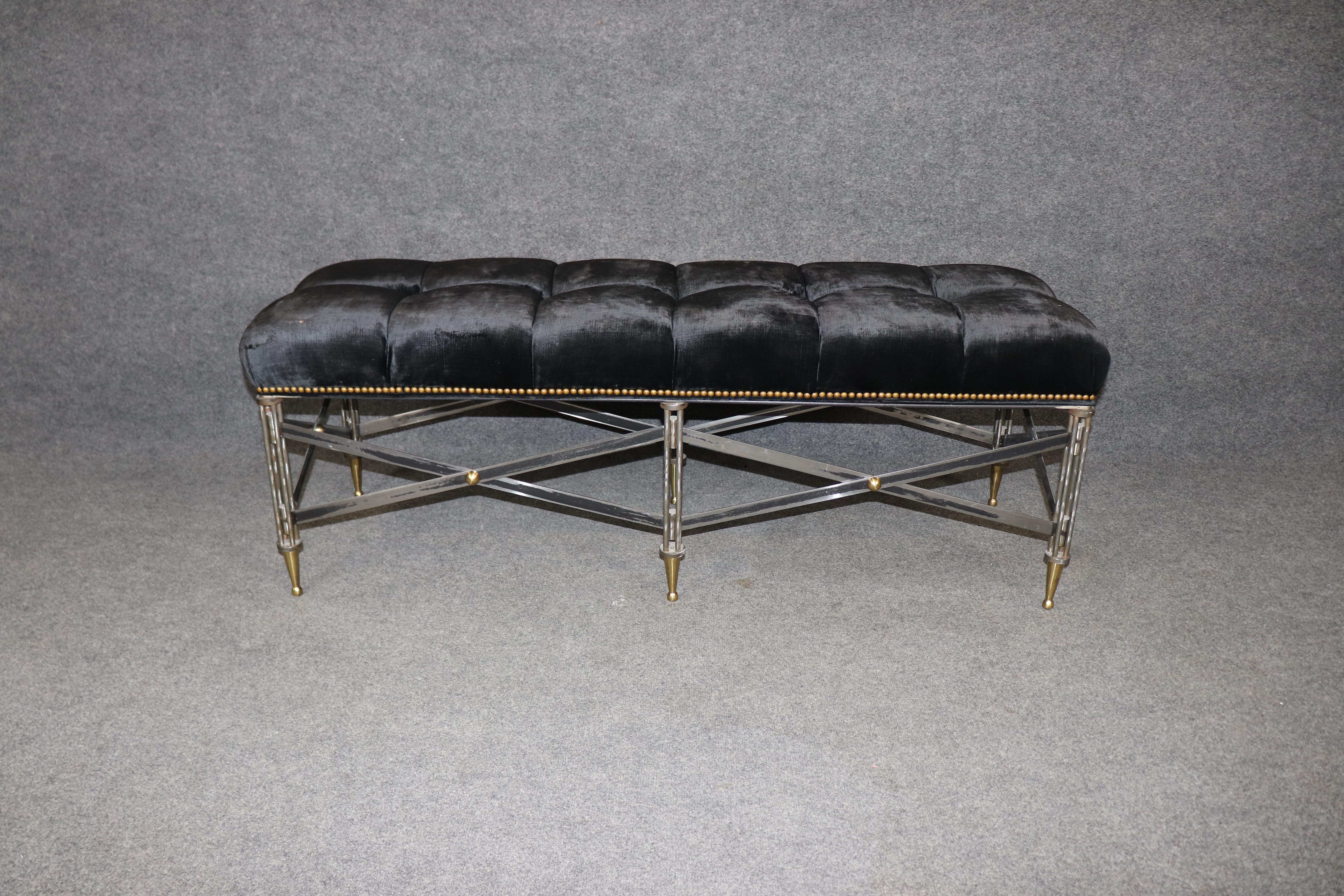 Il s'agit d'une forme superbe et extrêmement rare de banc de fenêtre dans le style d'Andre Arbus ou de John Vesey. Le banc est fabriqué à la main et comporte des viroles en acier qui courent verticalement et de magnifiques pieds en laiton. Le style