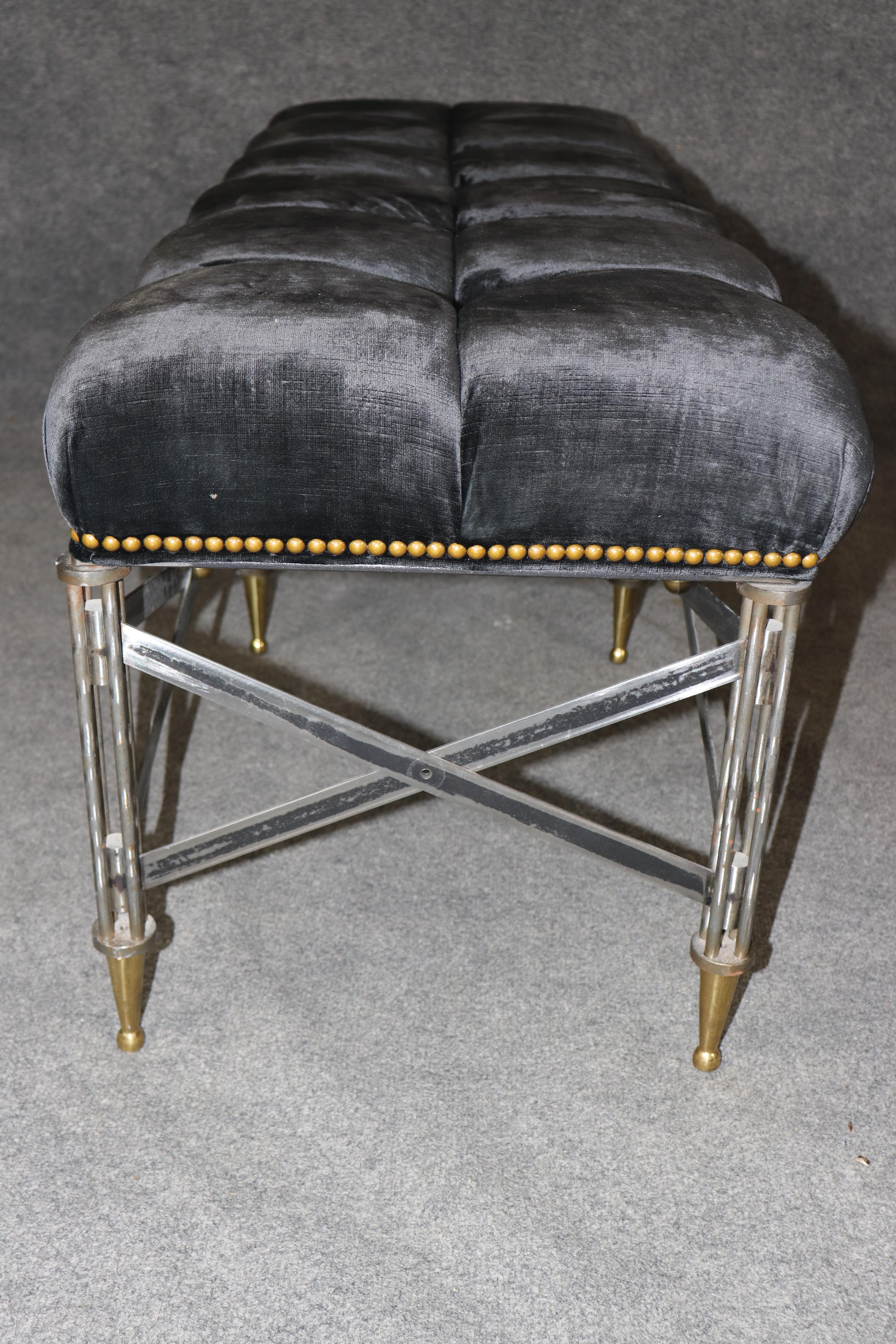 Fantastique Banc de Fenêtre Hollywood Regency à touffes en acier et laiton Manner Andre Arbus Bon état - En vente à Swedesboro, NJ