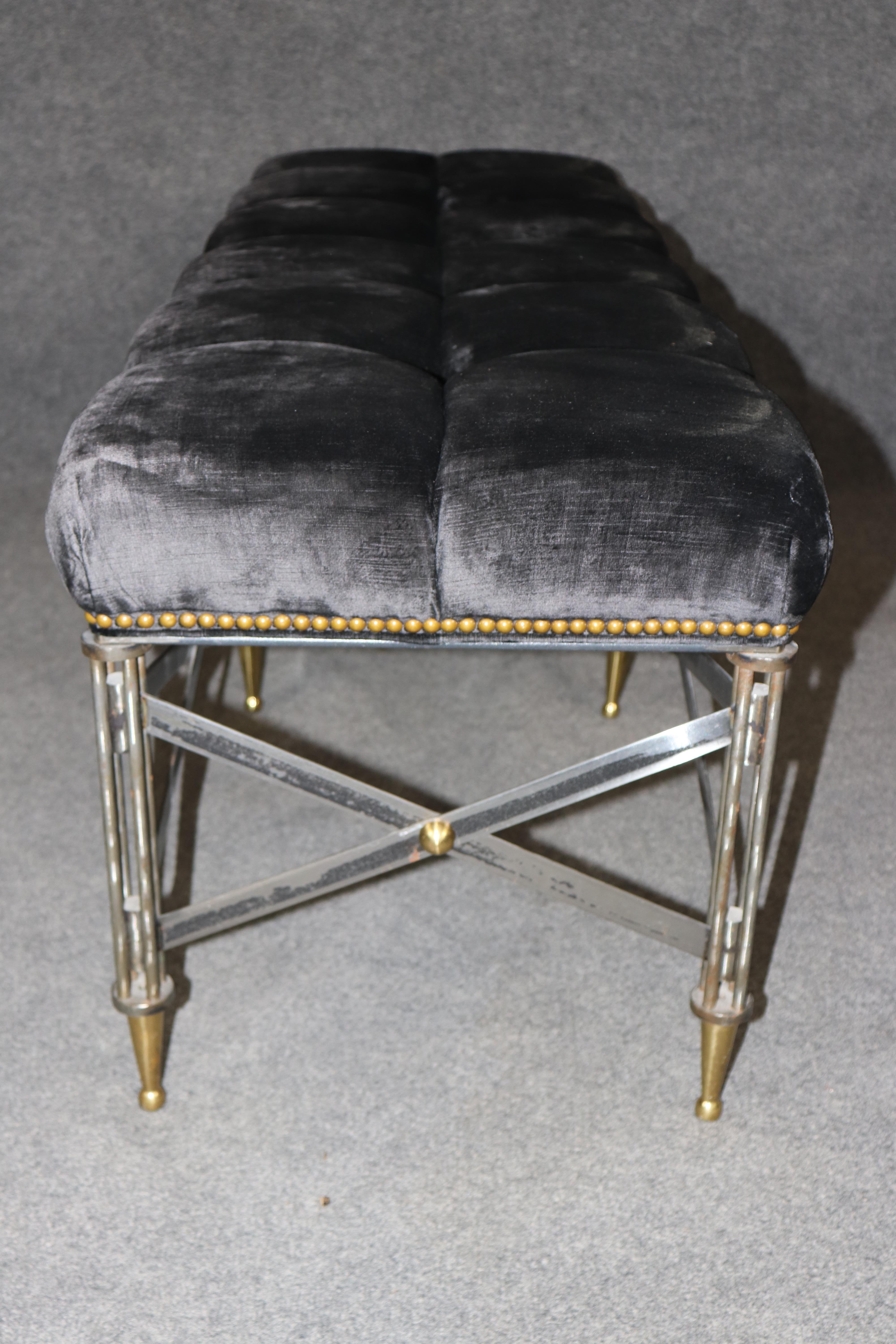 Laiton Fantastique Banc de Fenêtre Hollywood Regency à touffes en acier et laiton Manner Andre Arbus en vente
