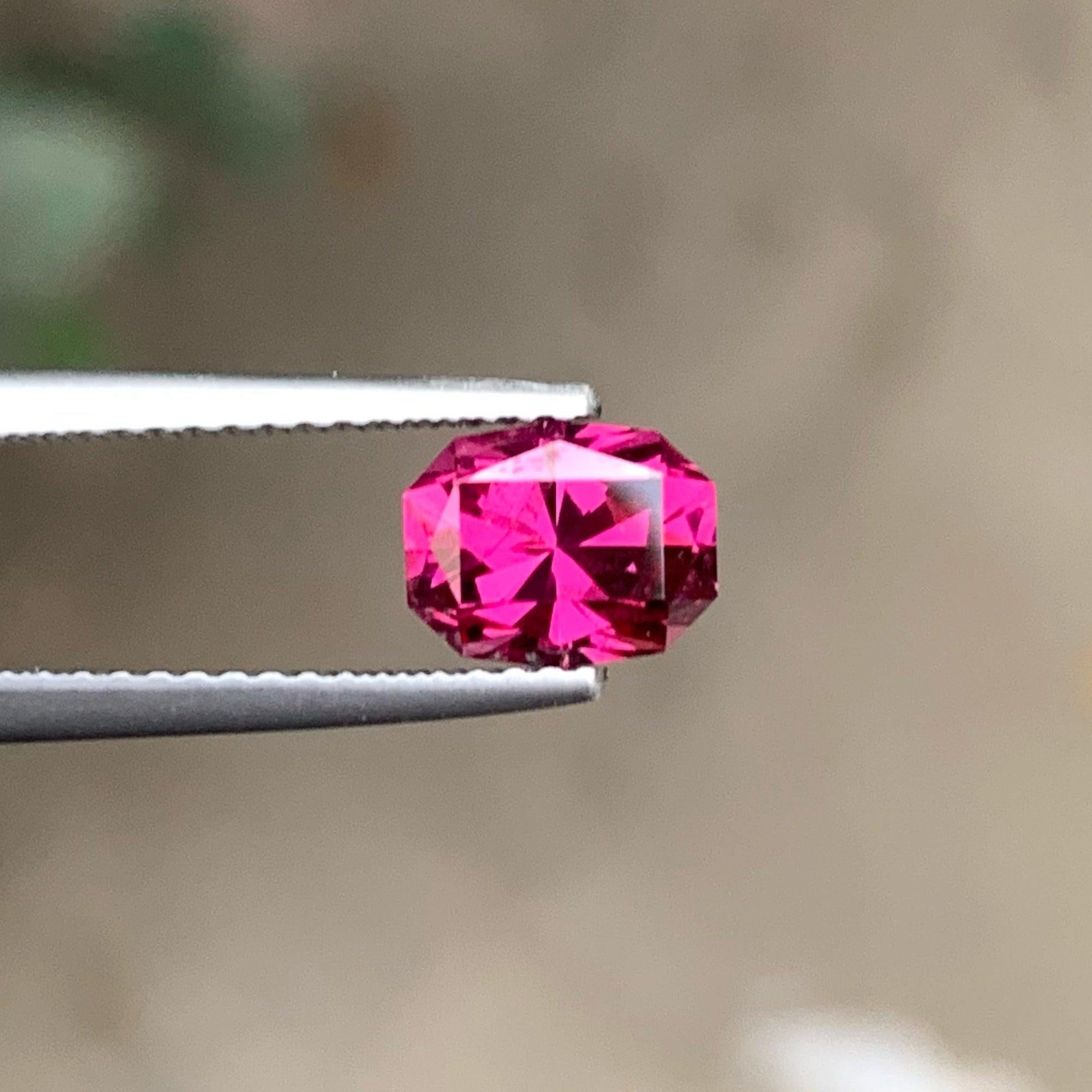 Fantastisch heißer rosa natürlicher Granat 1,55 Karat Granat Ohrringe Granat Ring Schmuck (Gemischter Schliff) im Angebot