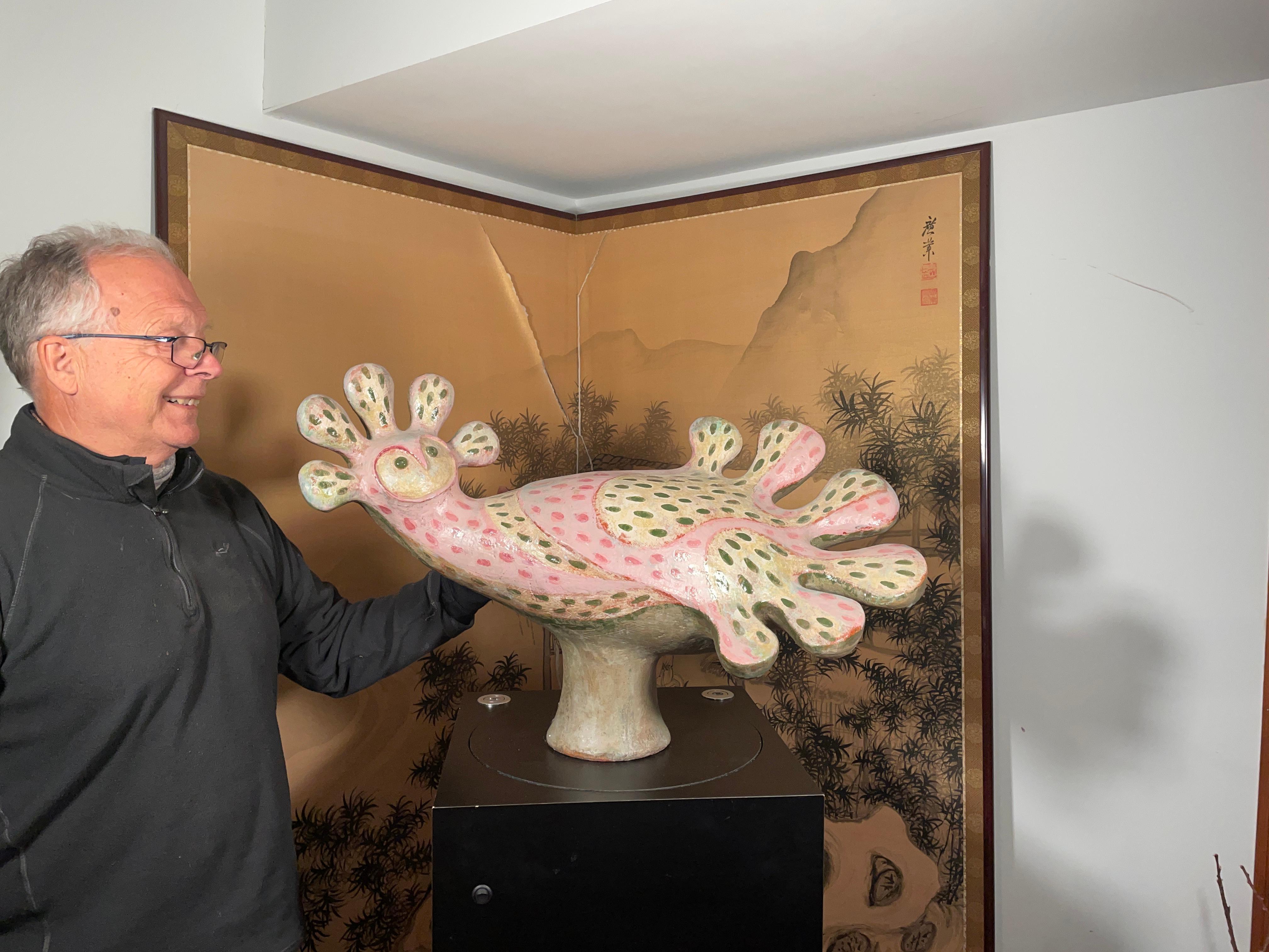 Einzigartige monumentale Paradiesvogel-Knuppelhuhn-Großplastik, geschaffen, handgefertigt und handbemalt von der Meisterdesignerin Eva Fritz-Lindner (1933-2017) um 1992.

Handgefertigt und handbemalt in schönen Farben von diesem Künstler.