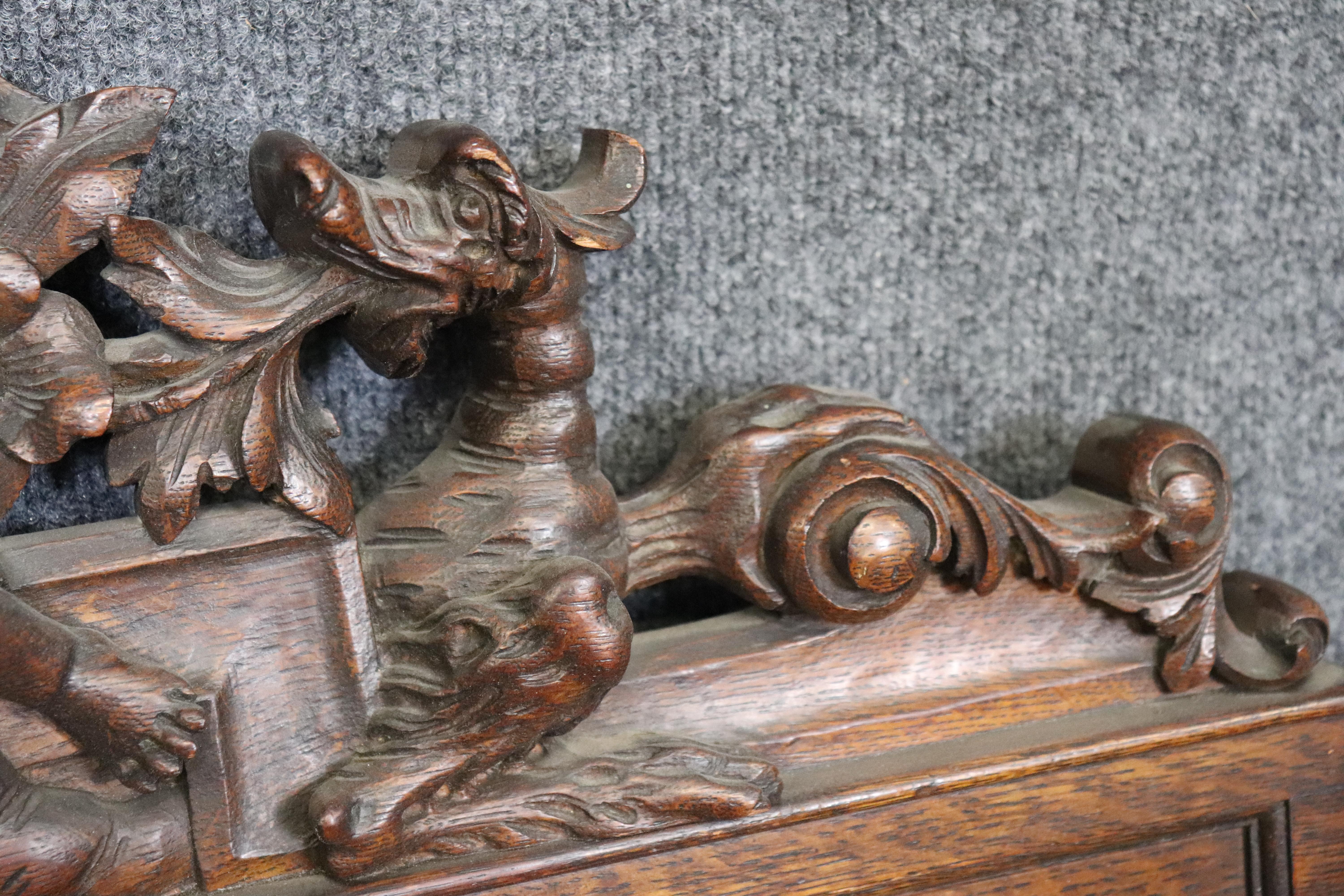 Parfait pour un dessus de porte ou une entrée dans une grande maison, cet élément architectural victorien peut être utilisé dans une myriade de façons et est très propre et en bon état. Les chérubins sont magnifiquement sculptés et un écusson