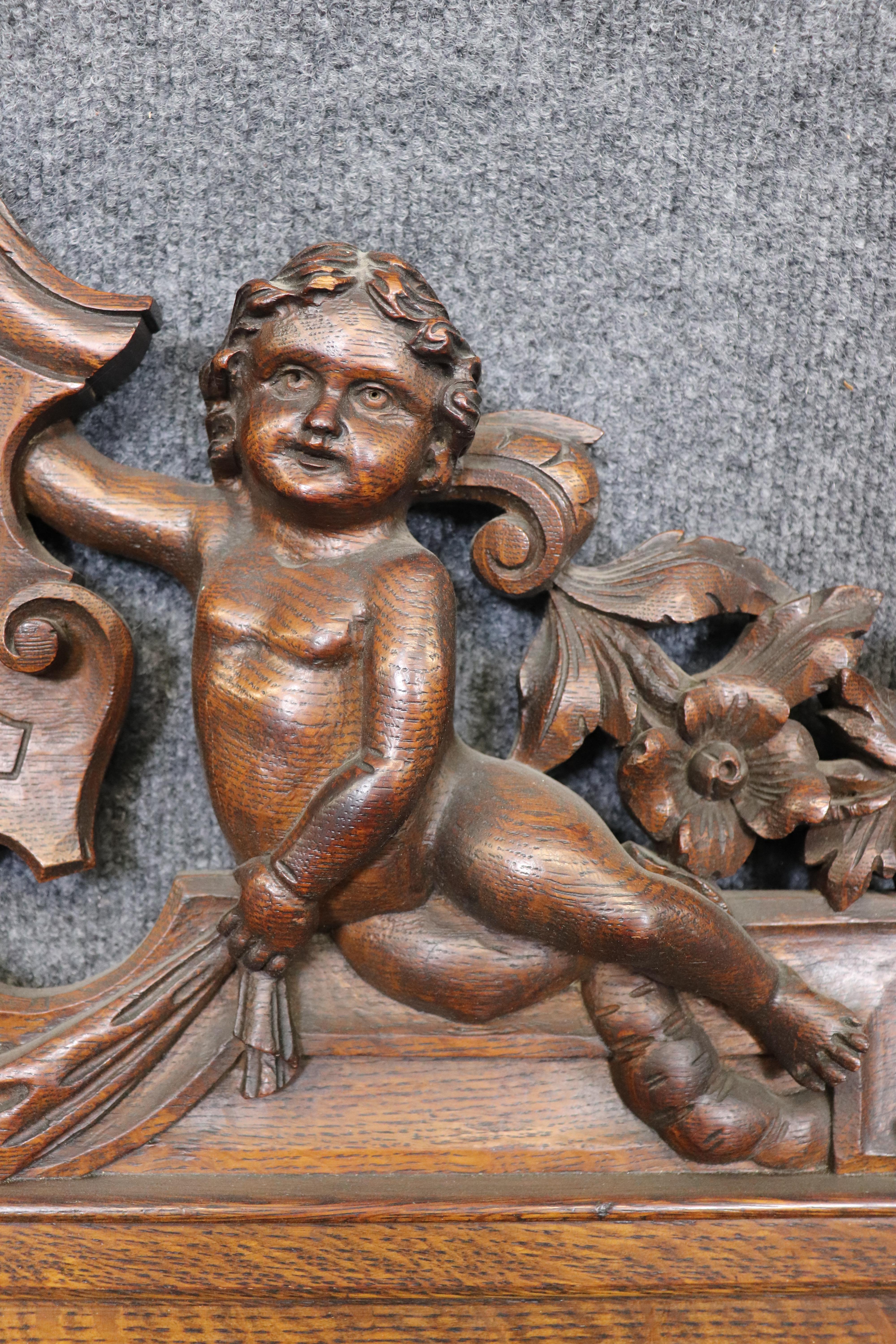 Victorien tardif Fantastique dessus de porte en noyer italien sculpté de l'époque victorienne, avec chérubin Putti en vente