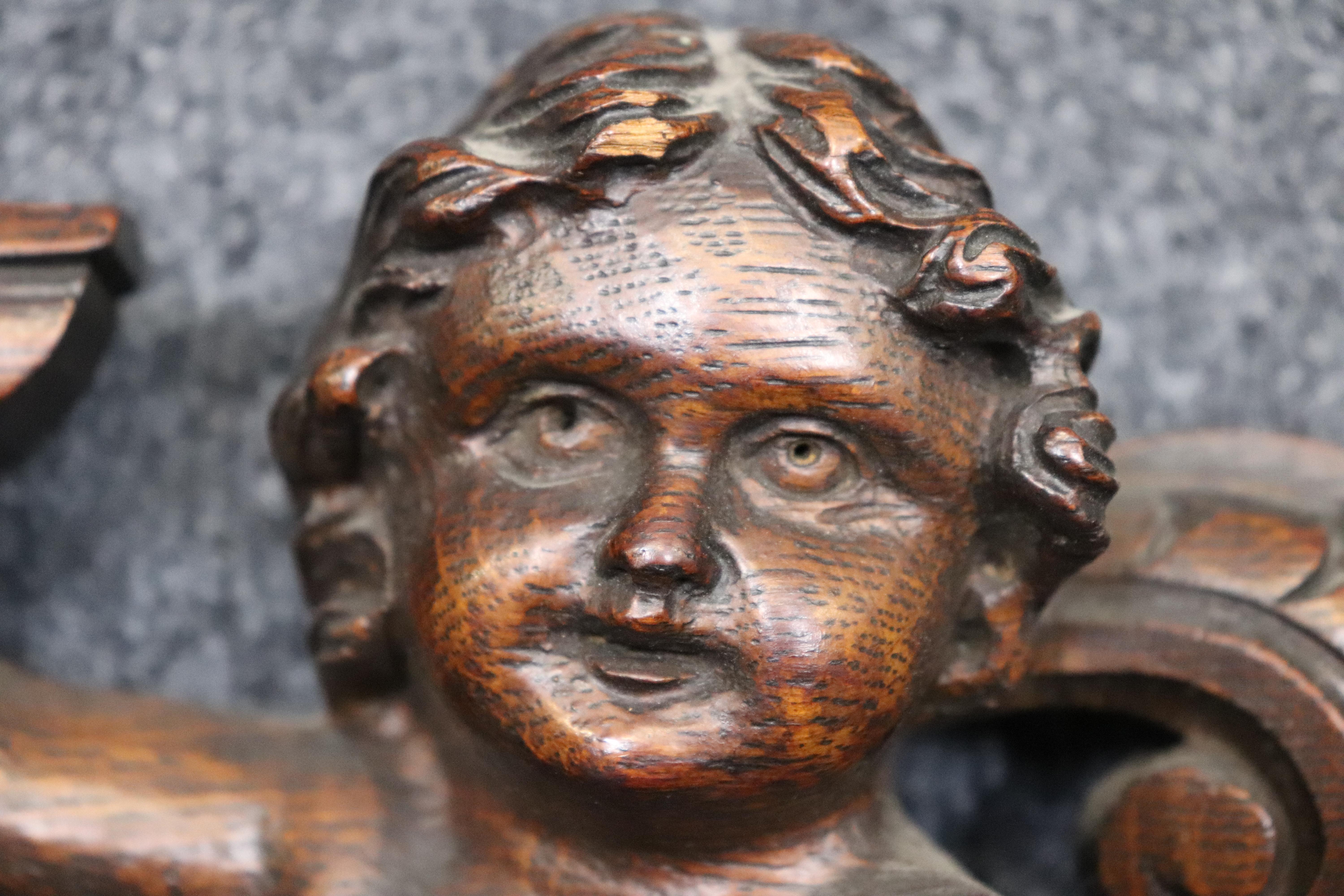 Fantastique dessus de porte en noyer italien sculpté de l'époque victorienne, avec chérubin Putti Bon état - En vente à Swedesboro, NJ