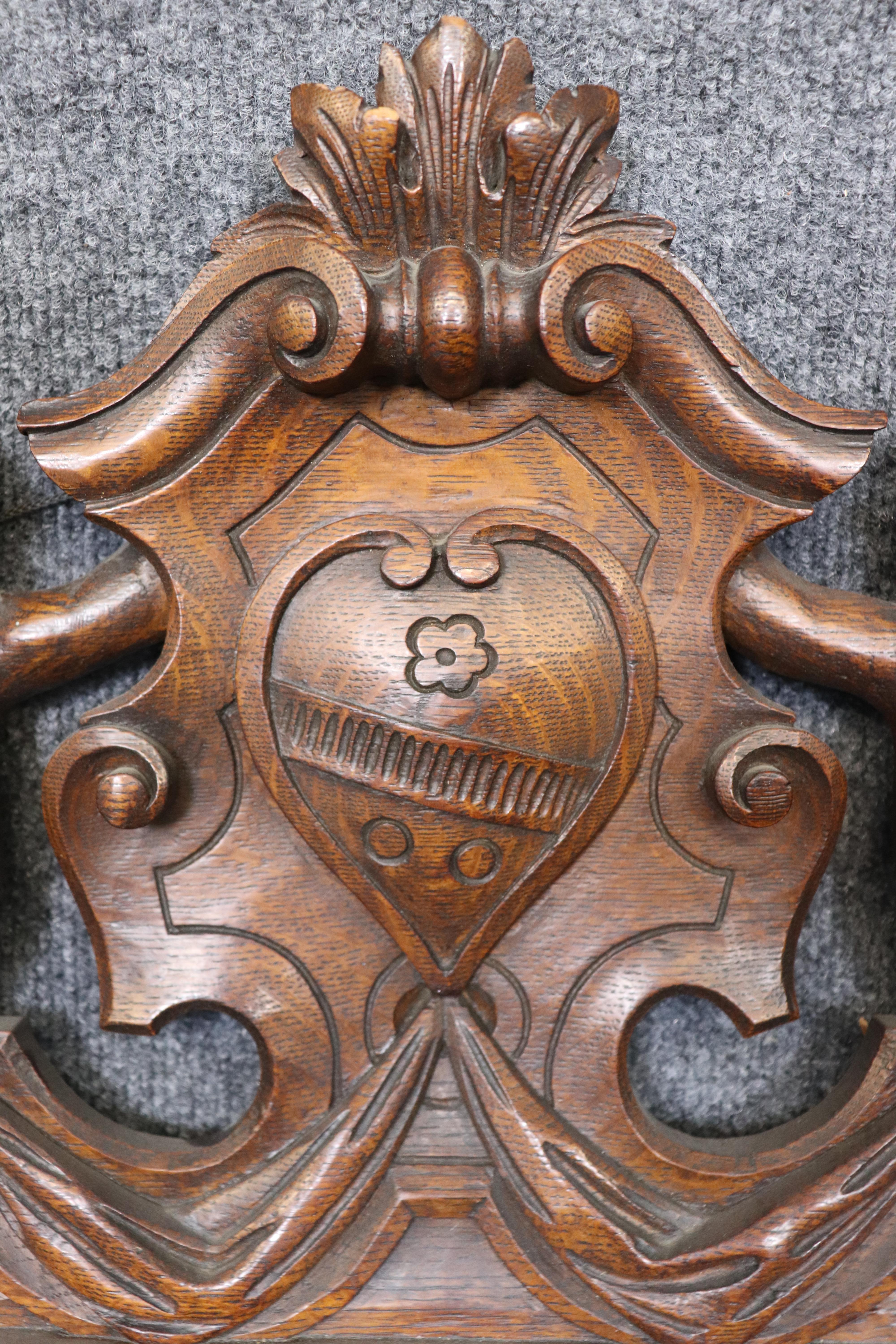 Fin du XIXe siècle Fantastique dessus de porte en noyer italien sculpté de l'époque victorienne, avec chérubin Putti en vente