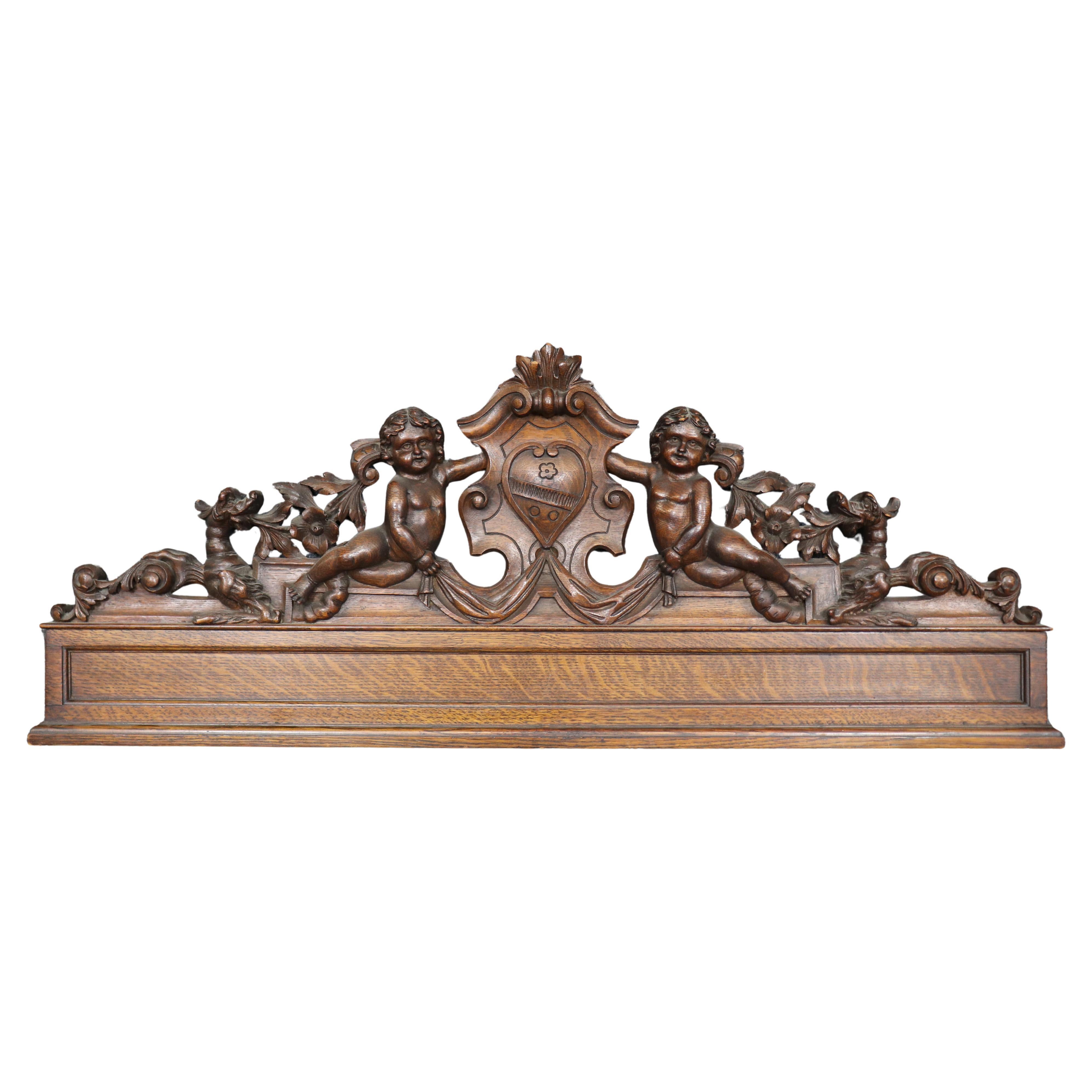 Fantastique dessus de porte en noyer italien sculpté de l'époque victorienne, avec chérubin Putti en vente