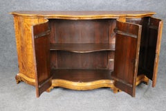 Fantastique buffet italien d'époque rococo en bois d'olivier marqueté, vers les années 1820